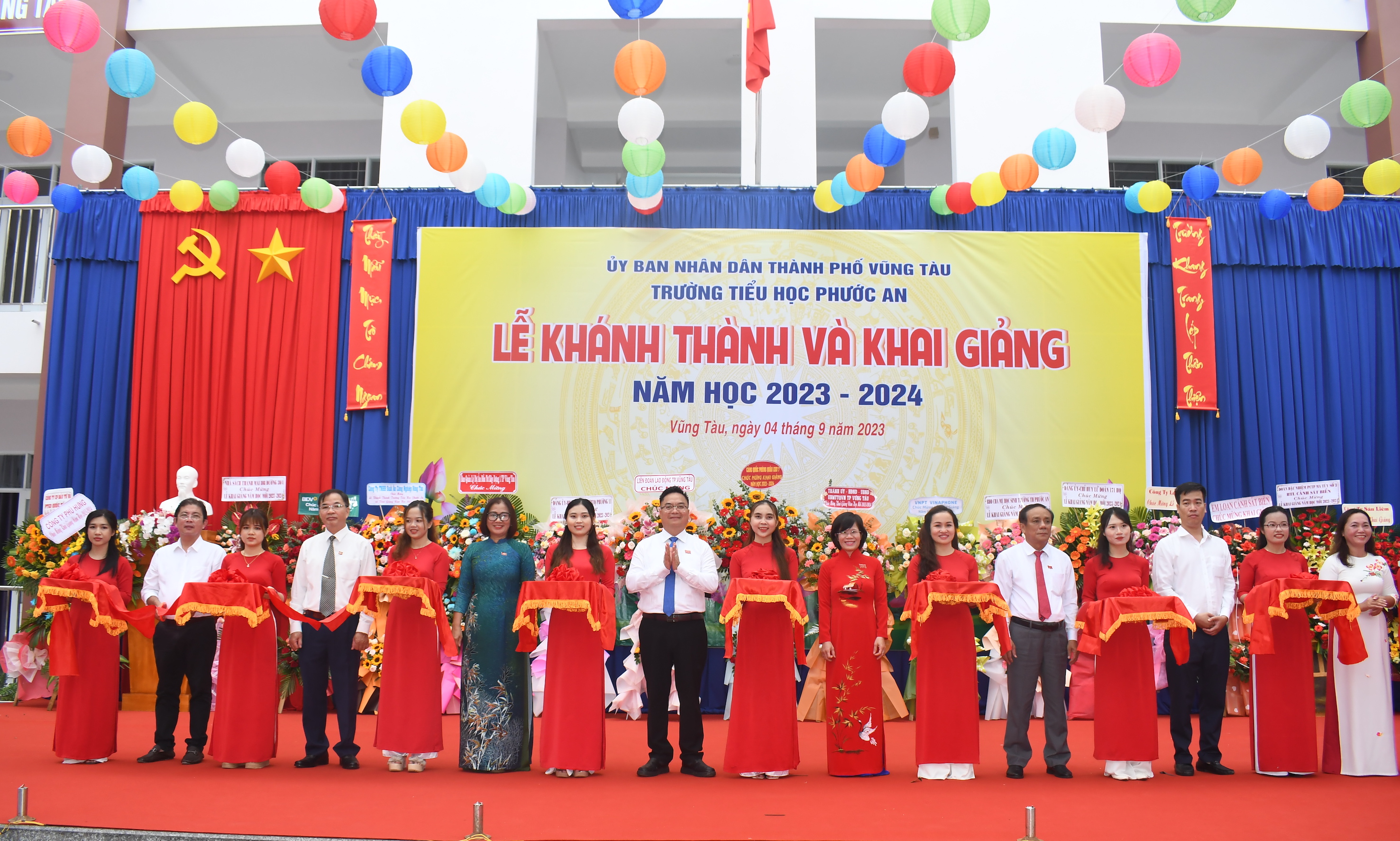 Ông Hoàng Vũ Thảnh, Chủ tịch UBND TP. Vũng Tàu và các đại biểu cắt băng khánh thành Trường TH Phước An.