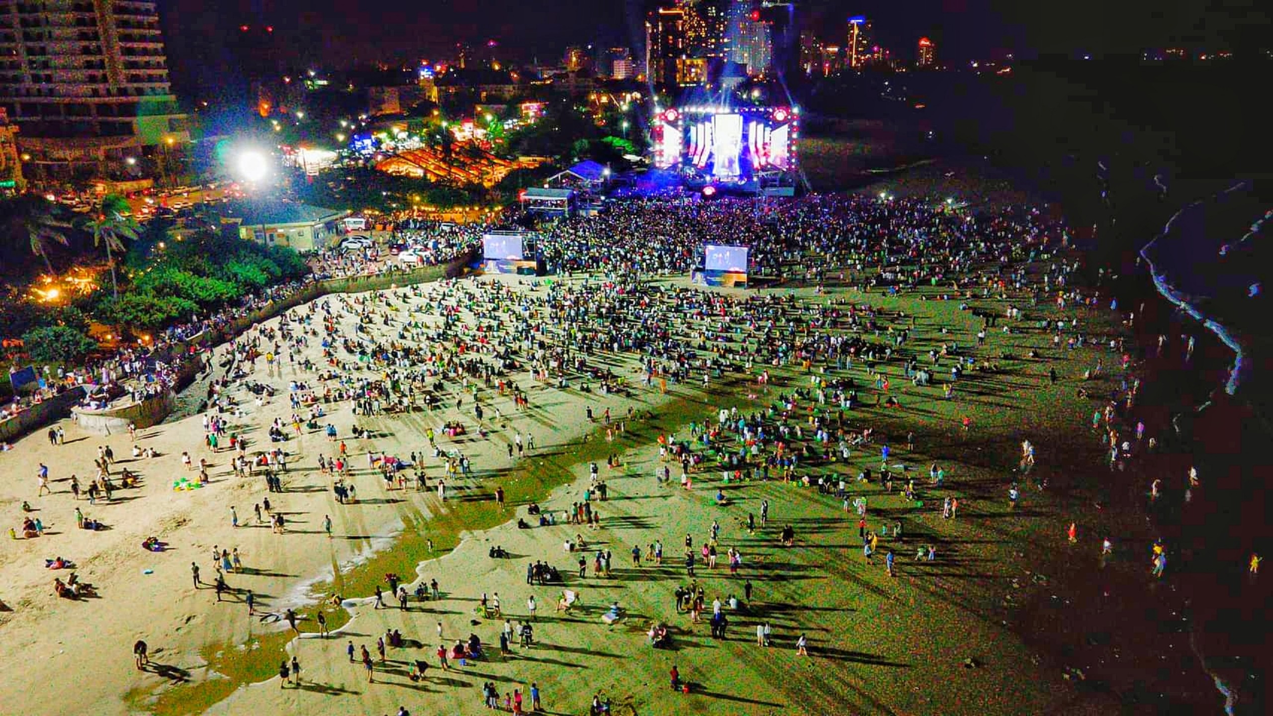 Đông đảo người dân, du khách tham gia sự kiện EDM trong khuôn khổ Lễ hội bia “Vũng Tàu BeerFest” diễn ra vào tối ngày 2/9 tại Bãi Sau.