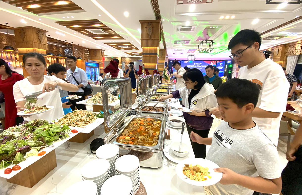 Du khách dùng bữa tối buffet tại Trân Châu Beach & Resort