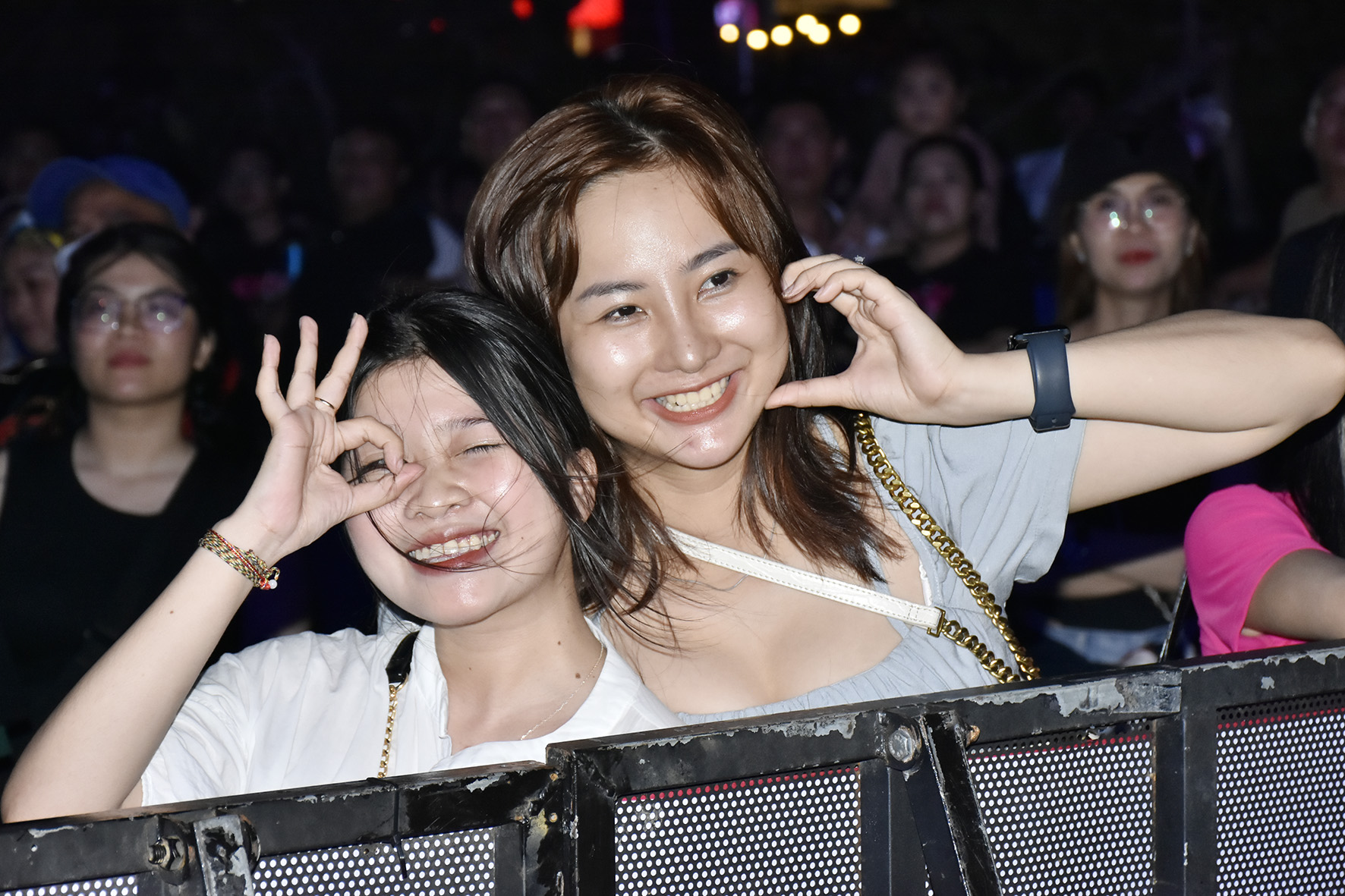 Hai du khách phấn khích khi xem EDM trong lễ hội bia “Vung Tau BeerFest”.