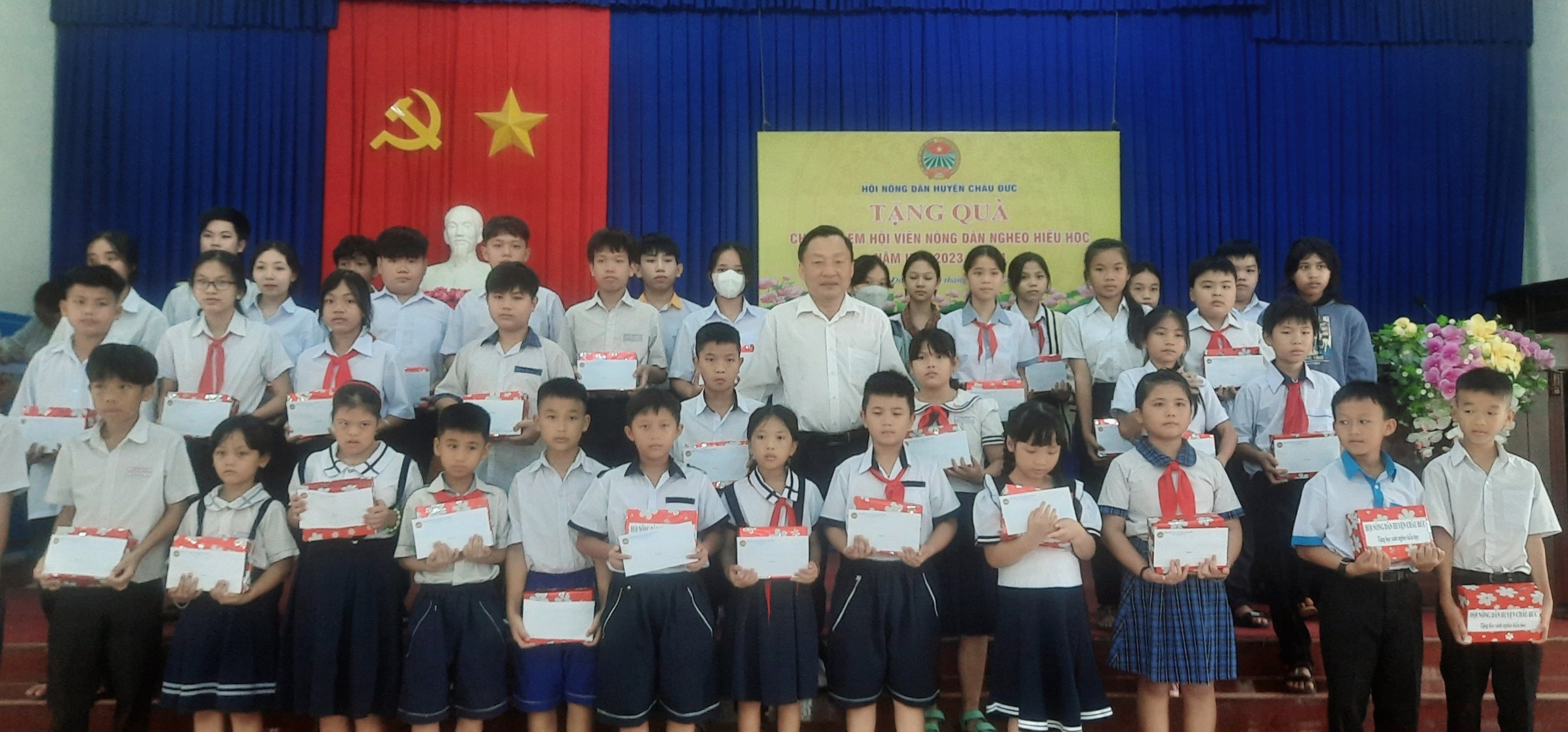 Hội Nông dân huyện Châu Đức trao quà cho các em HS là con em hội viên có hoàn cảnh khó khăn.