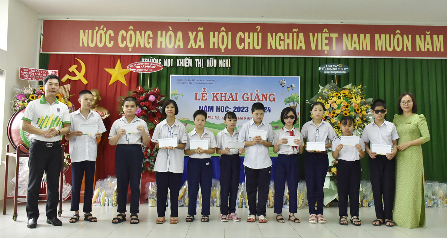 Đại diện Nhà máy Đạm Phú Mỹ trao học bổng cho HS Trường Khiếm thị Hữu Nghị.