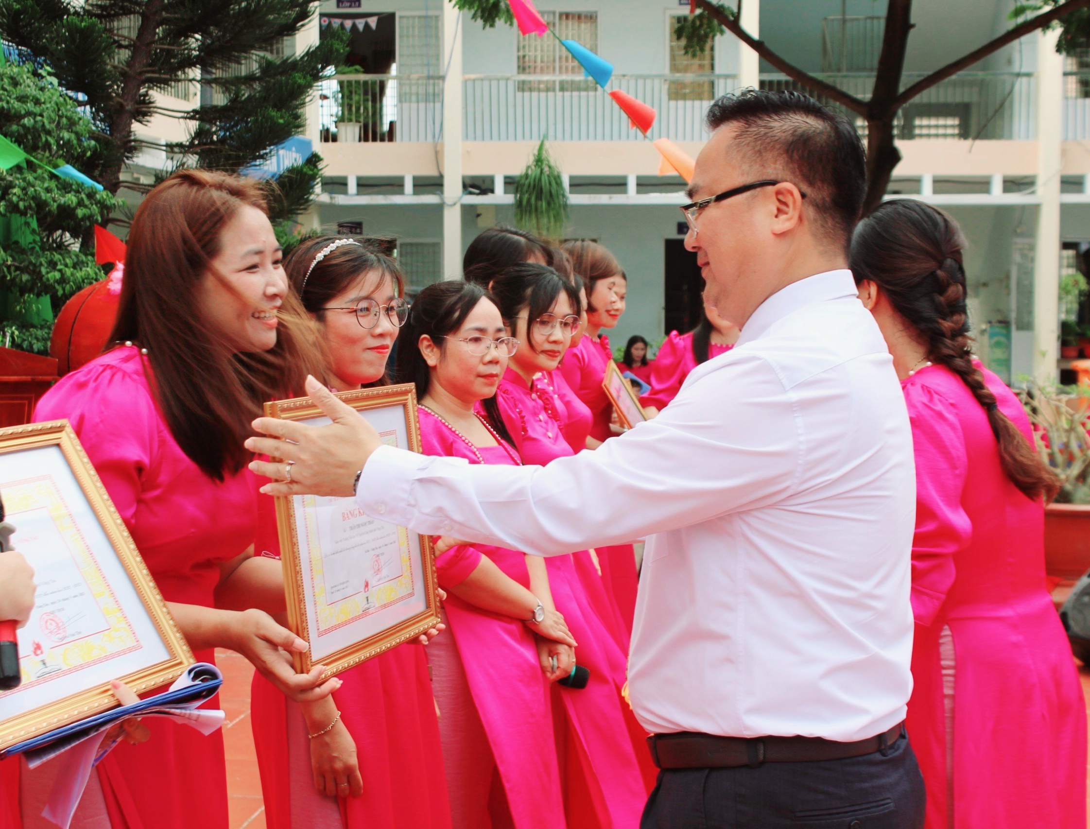 Ông Hoàng Vũ Thảnh, Phó Bí thư Thành uỷ, Chủ tịch UBND TP. Vũng Tàu trao Bằng khen cho những GV đạt thành tích xuất sắc trong công tác của Trường TH Võ Nguyên Giáp.