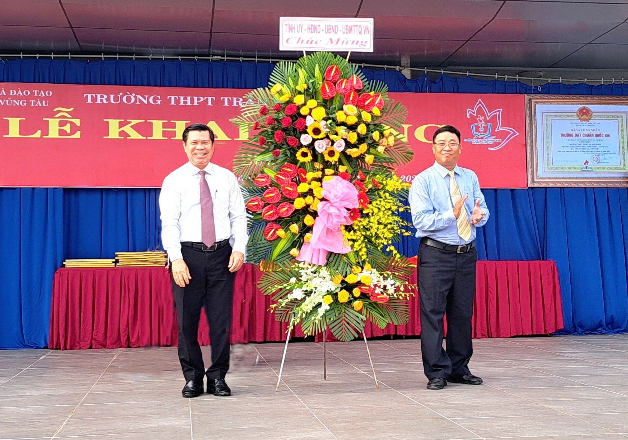 Ông Nguyễn Văn Xinh, Trưởng Ban Tuyên giáo Tỉnh ủy tặng hoa chúc mừng Trường THPT Trần Quang Khải (huyện Long Điền). Ảnh: THÙY HƯƠNG.