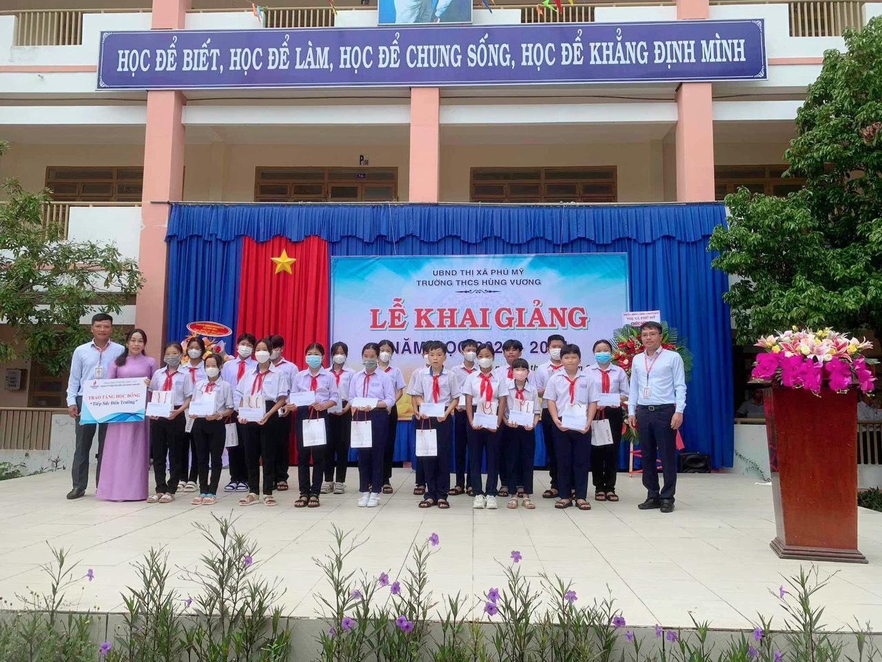 Ông Nguyễn Thành Minh (bìa phải), Giám đốc Công ty Vận chuyển Khí Đông Nam Bộ trao học bổng 