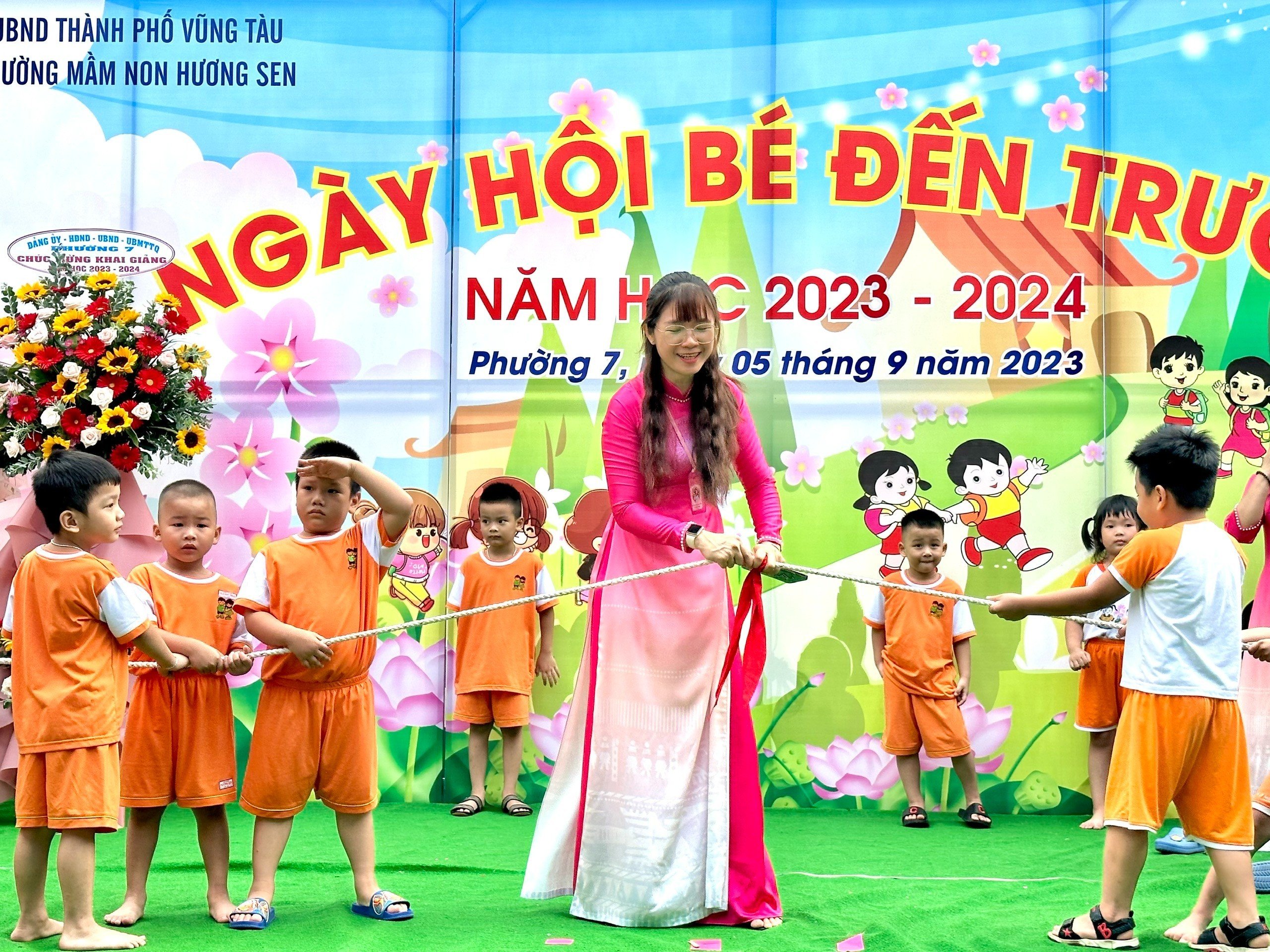 Cô và trò Trường MN Hương Sen (TP.Vũng Tàu) tham gia các trò chơi tại lễ khai giảng.