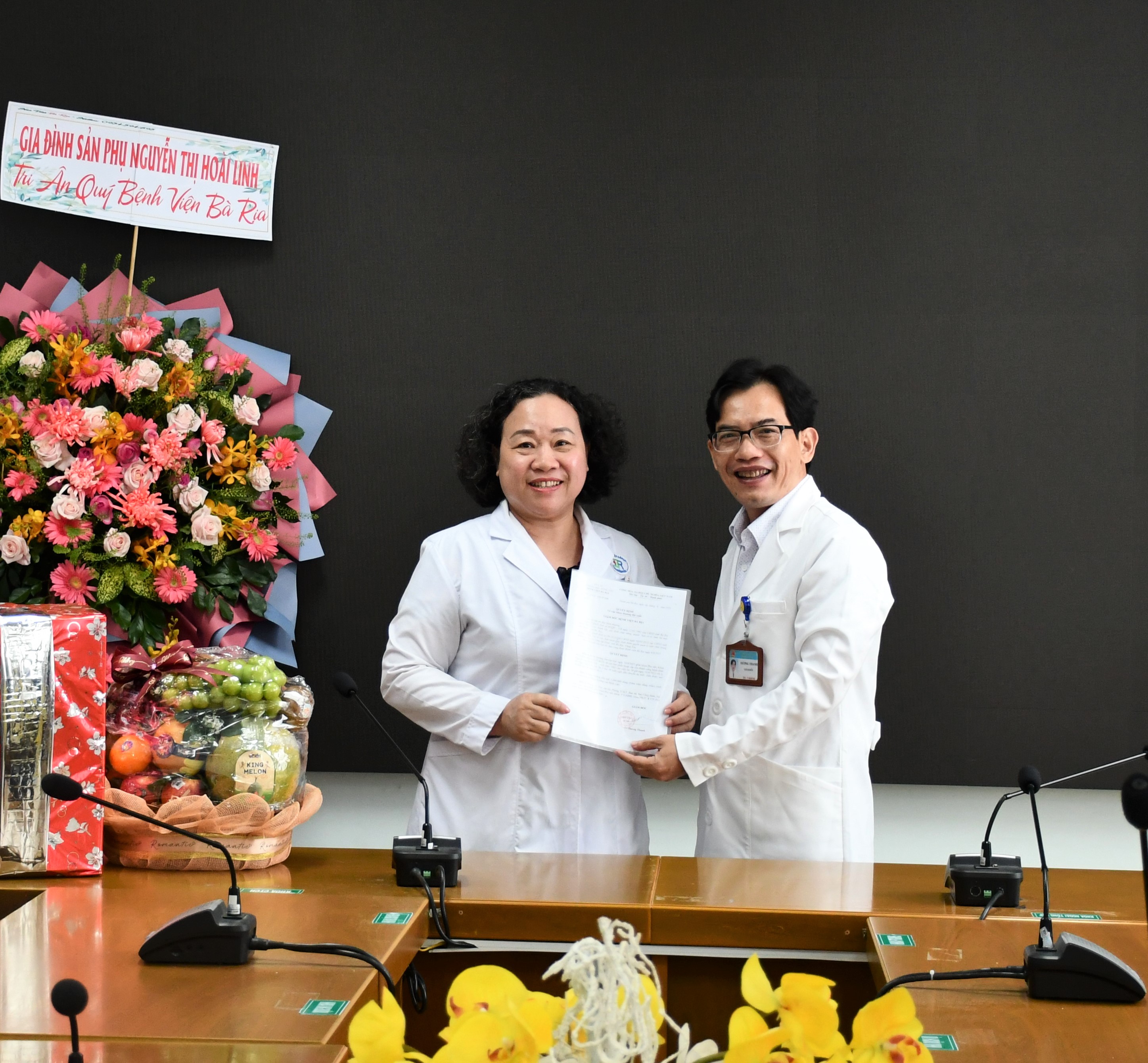 Bác sĩ Dương Thanh, Giám đốc Bệnh viện Bà Rịa trao quyết định khen thưởng cho đại diện ê kíp phẫu thuật cứu sống sản phụ Linh.