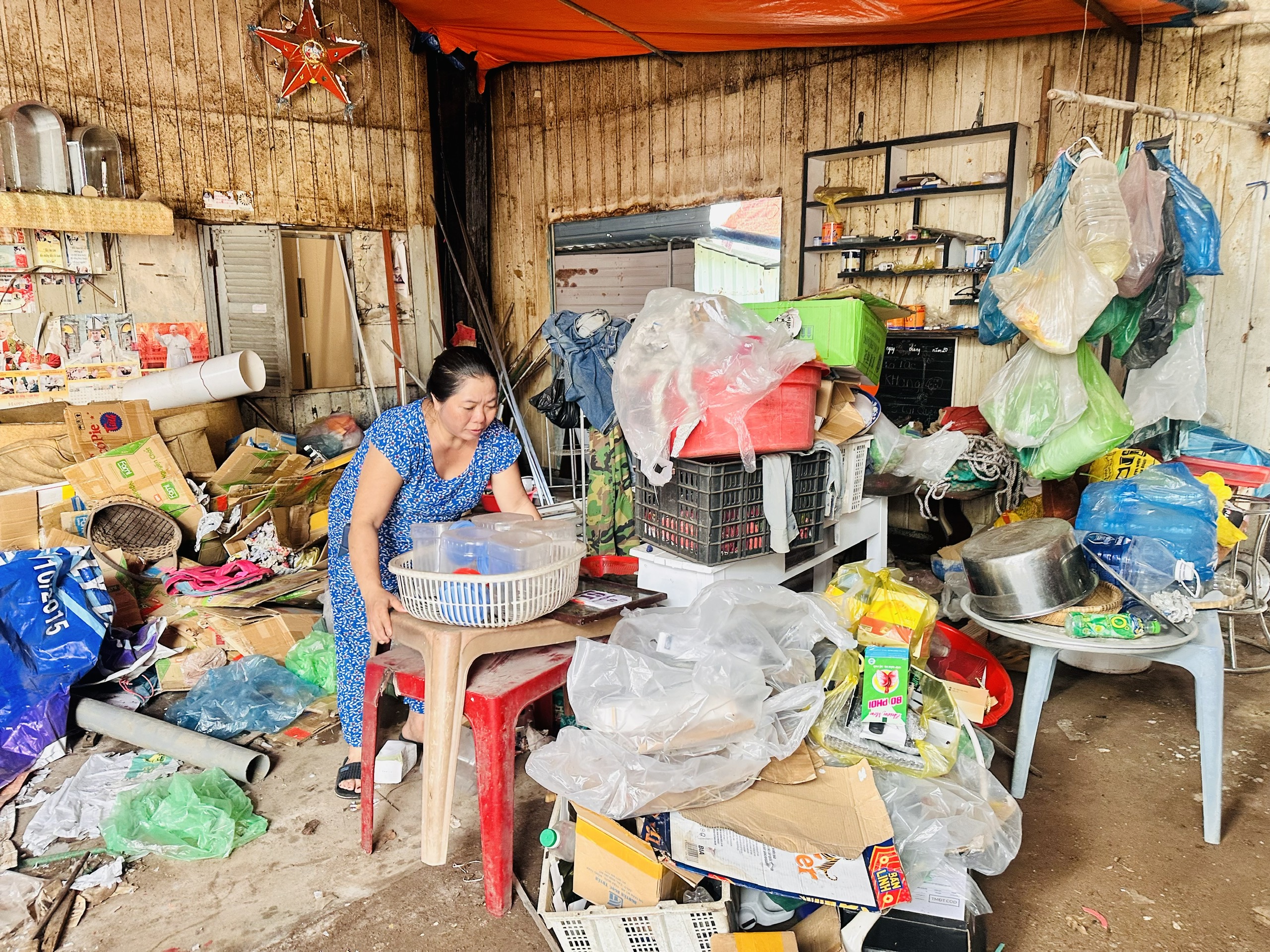 Trước thực trạng các chung cư, nhà tập thể cũ xuống cấp, việc bảo đảm an toàn cho người dân sống trong các chung cư cũ xuống cấp là nhiệm vụ được ưu tiên hàng đầu. Trong ảnh: Người dân sống trong khu tập thể xí nghiệp in.
