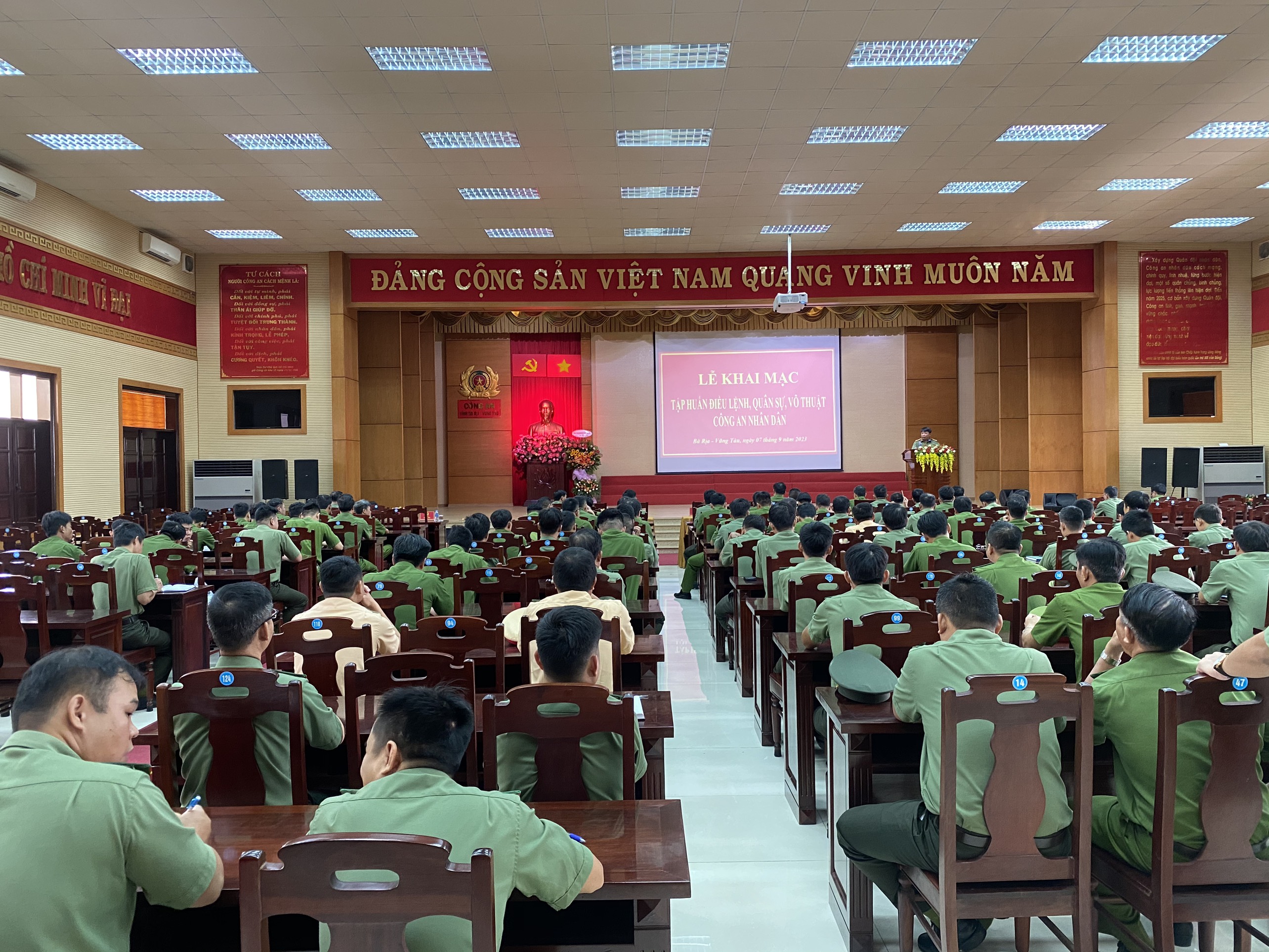 Các học viên tham gia khai mạc lớp tập huấn