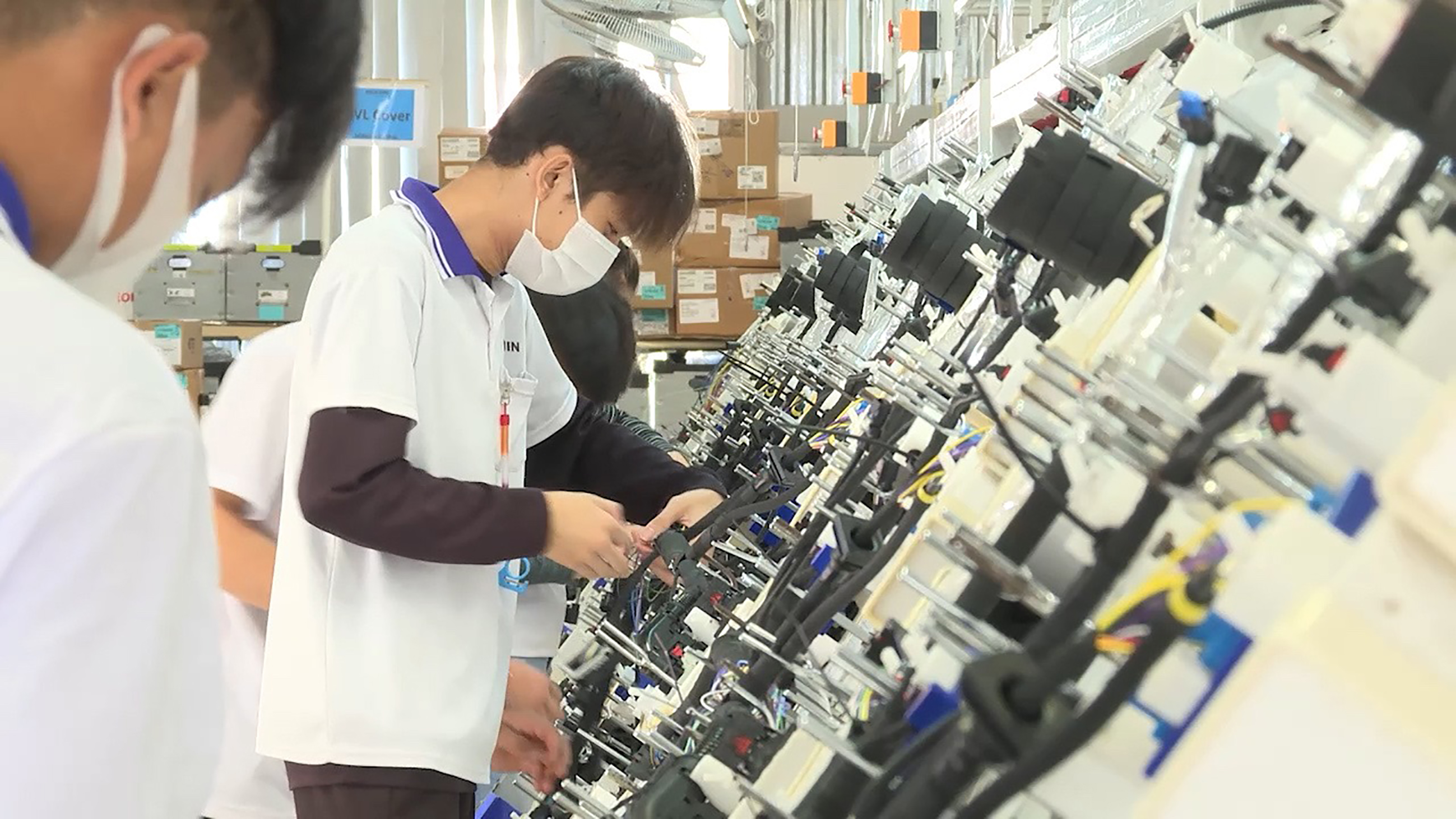 Nhu cầu đầu tư cho KH-CN trong doanh nghiệp là rất lớn. Trong ảnh: Công nhân sản xuất linh kiện điện tử ở Công ty DONGJIN GOLBAL - KCN ĐẤT ĐỎ 1.