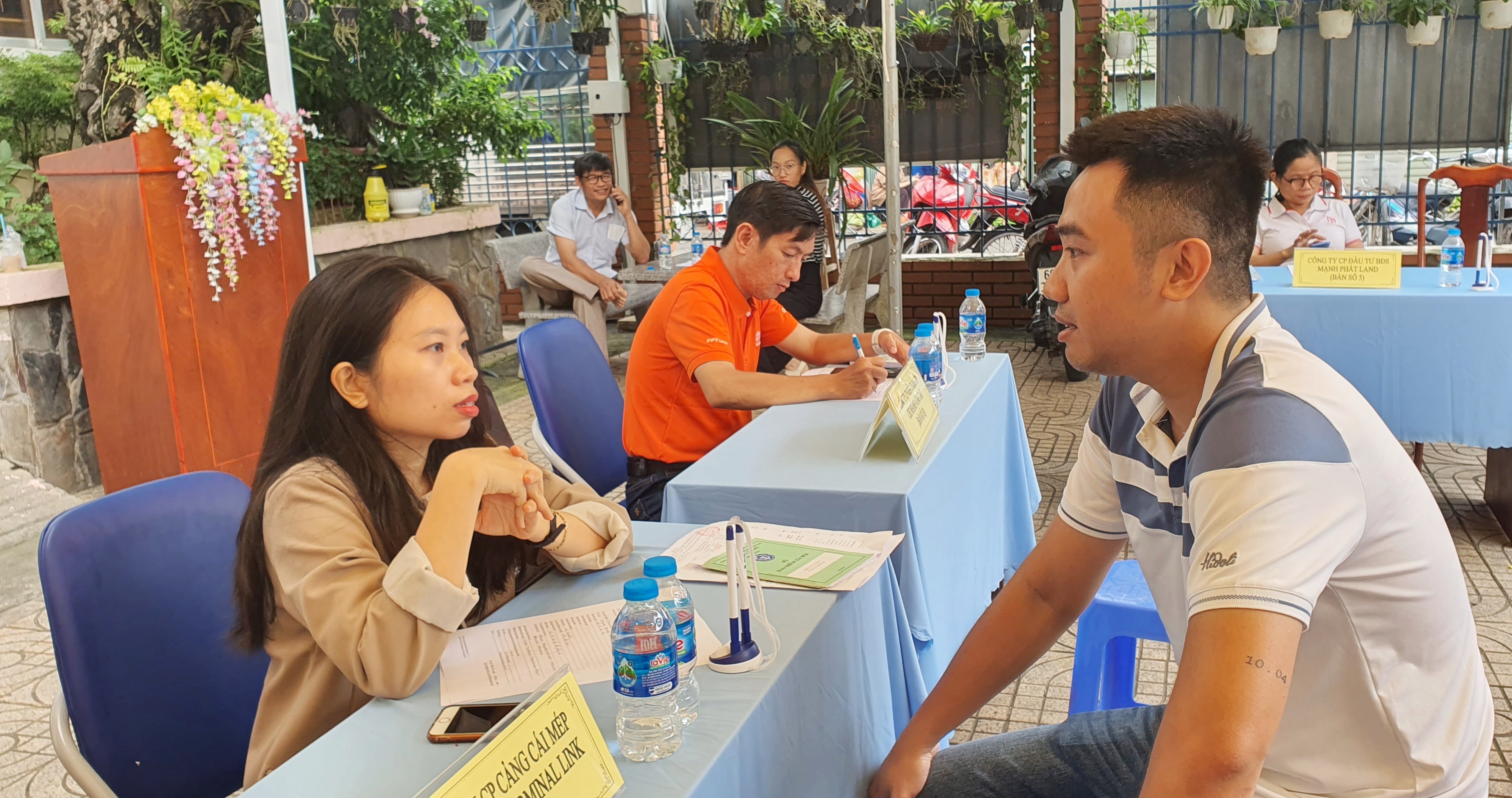 Nhiều hoạt động hỗ trợ công nhân được triển khai. Trong ảnh: Lao động trao đổi thông tin việc làm với đại diện DN tại phiên giao dịch việc làm tháng 8/2023.