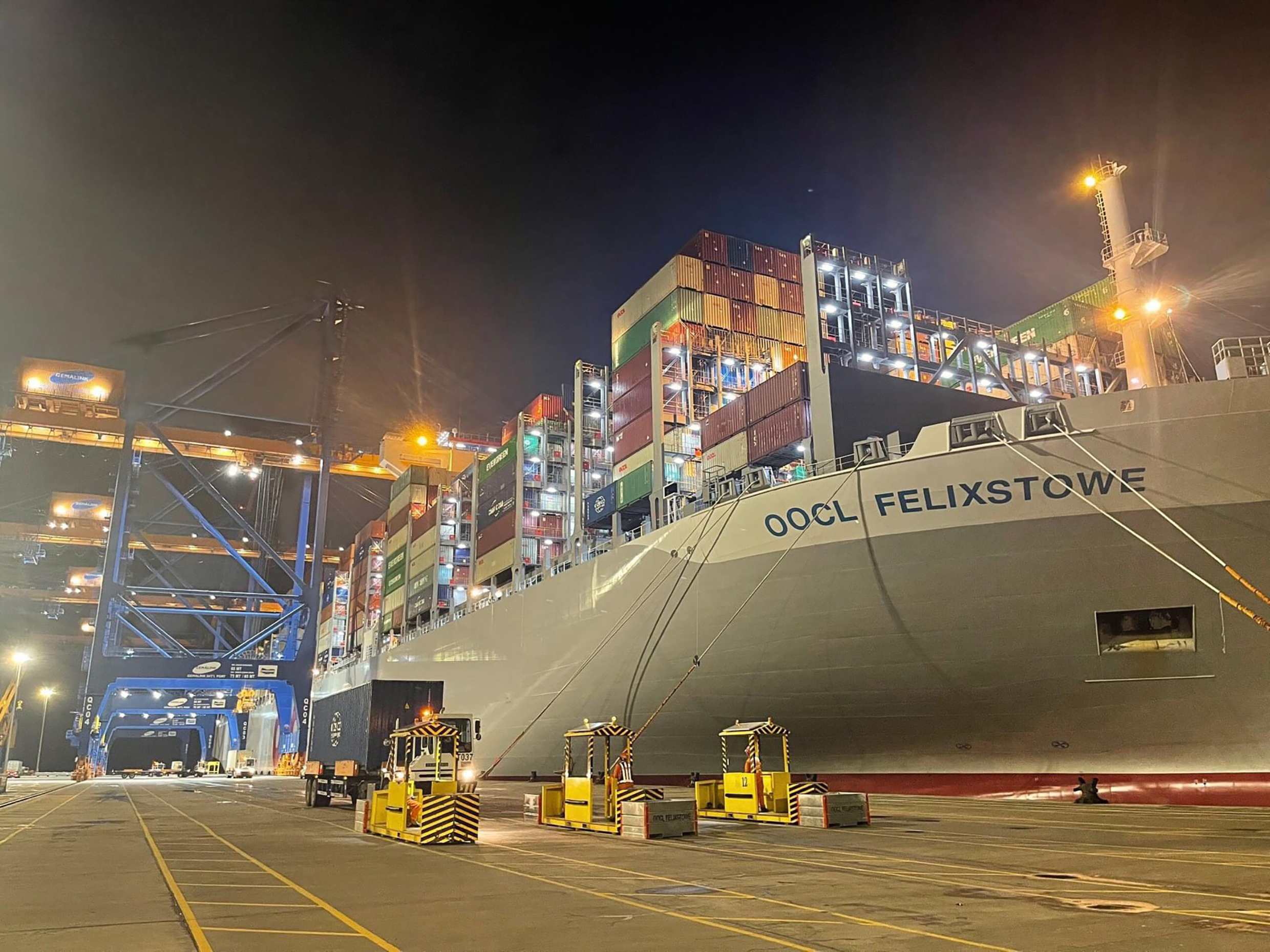 Siêu tàu OOCL FELIXSTOWE cập Cảng Gemalink.