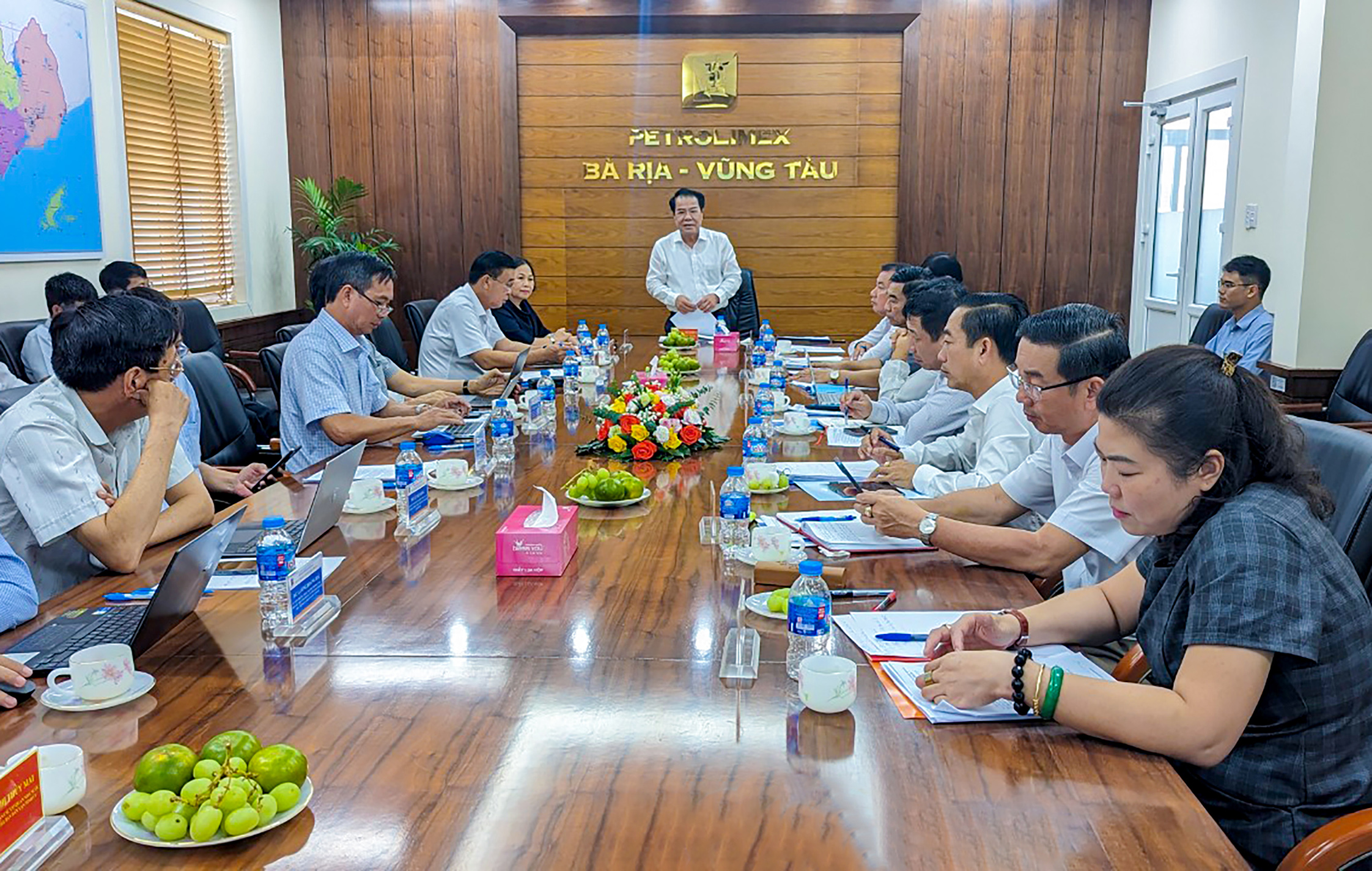 Ông Dương Thanh Bình, Ủy viên Trung ương Đảng, Ủy viên Đảng đoàn Quốc hội, Ủy viên Ủy ban Thường vụ Quốc hội chủ trì buổi làm việc với Công ty TNHH MTV Xăng dầu Bà Rịa - Vũng Tàu. Ảnh: NHẬT LINH
