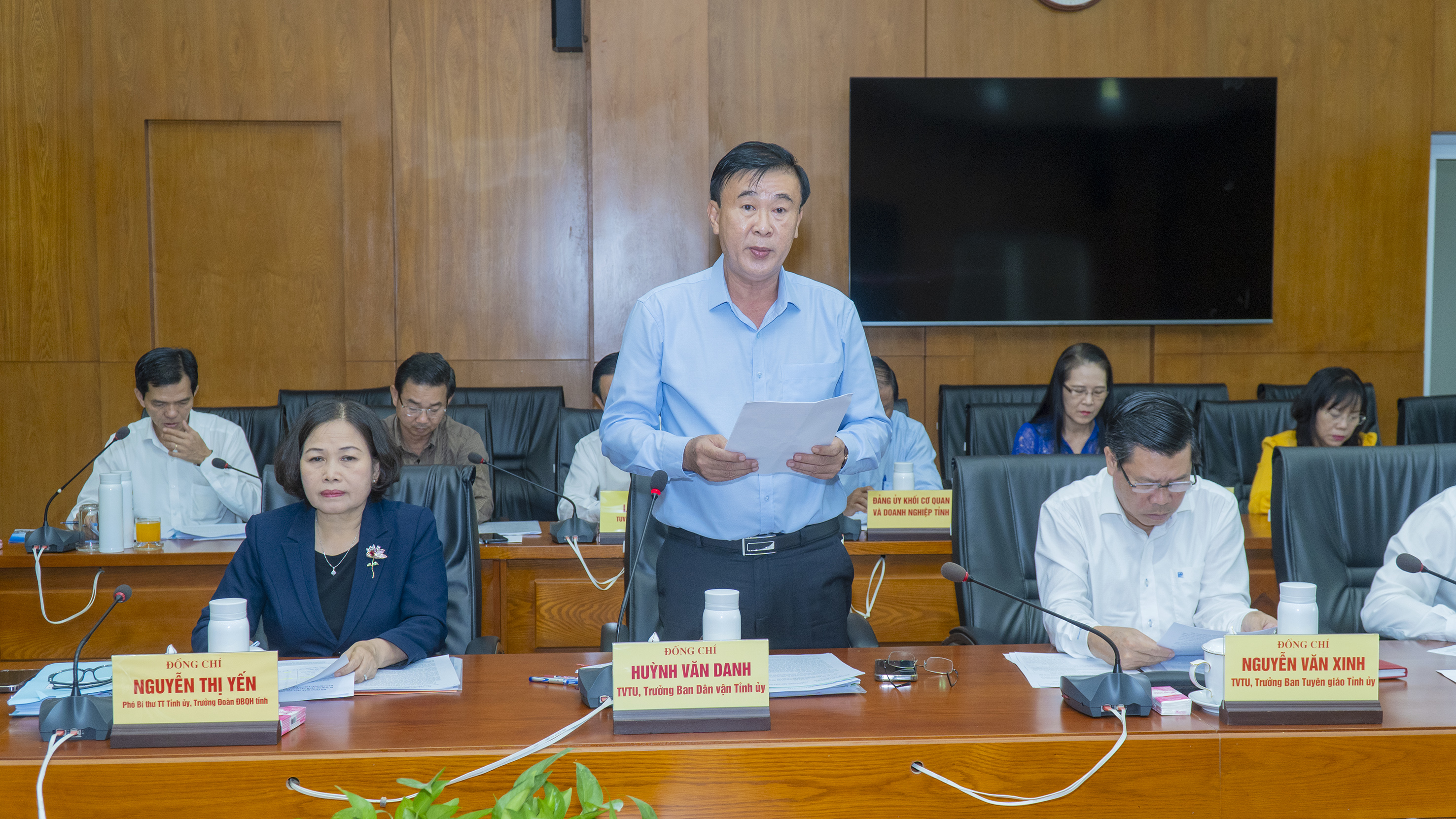Ông Huỳnh Văn Danh, Uỷ viên Ban Thường vụ Tỉnh uỷ, Trưởng Ban Dân vận Tỉnh uỷ, Phó Trưởng Ban Thường trực Ban Chỉ đạo thực hiện QCDC ở cơ sở tỉnh trình bày báo cáo tại buổi làm việc.