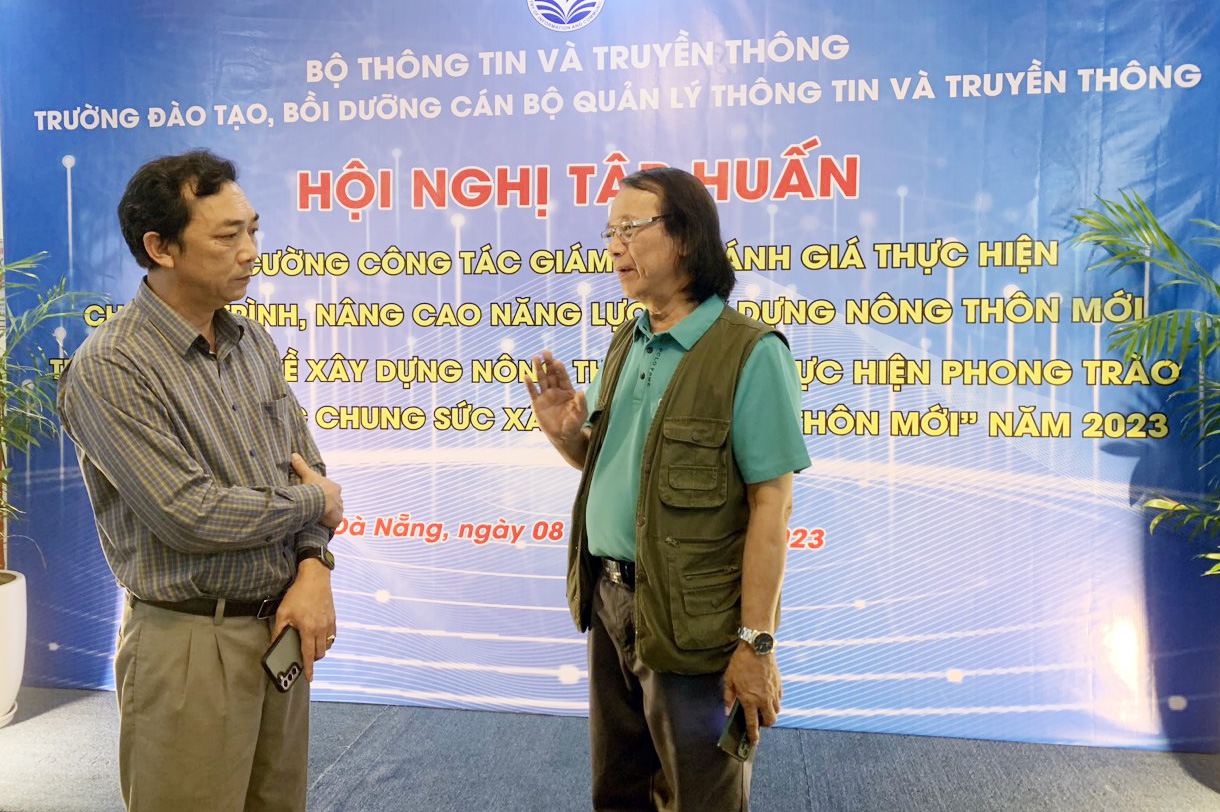 PGS.TS.Nguyễn Đức Dũng (bên phải) trao đổi với đại biểu bên lề hội nghị tập huấn.
