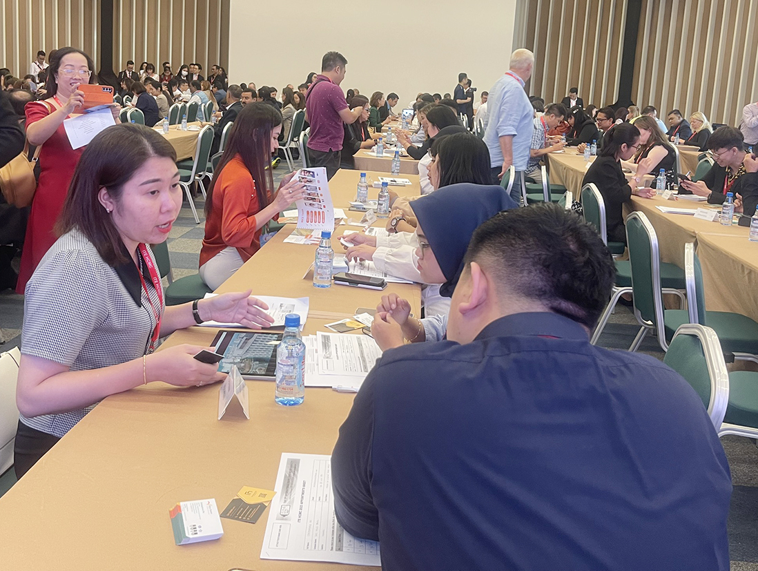 Bà Đặng Thị Kim Chi, Trưởng phòng Kinh doanh The Malibu Hotel Vung Tau gặp gỡ buyers quốc tế tại ITE HCMC 2023.