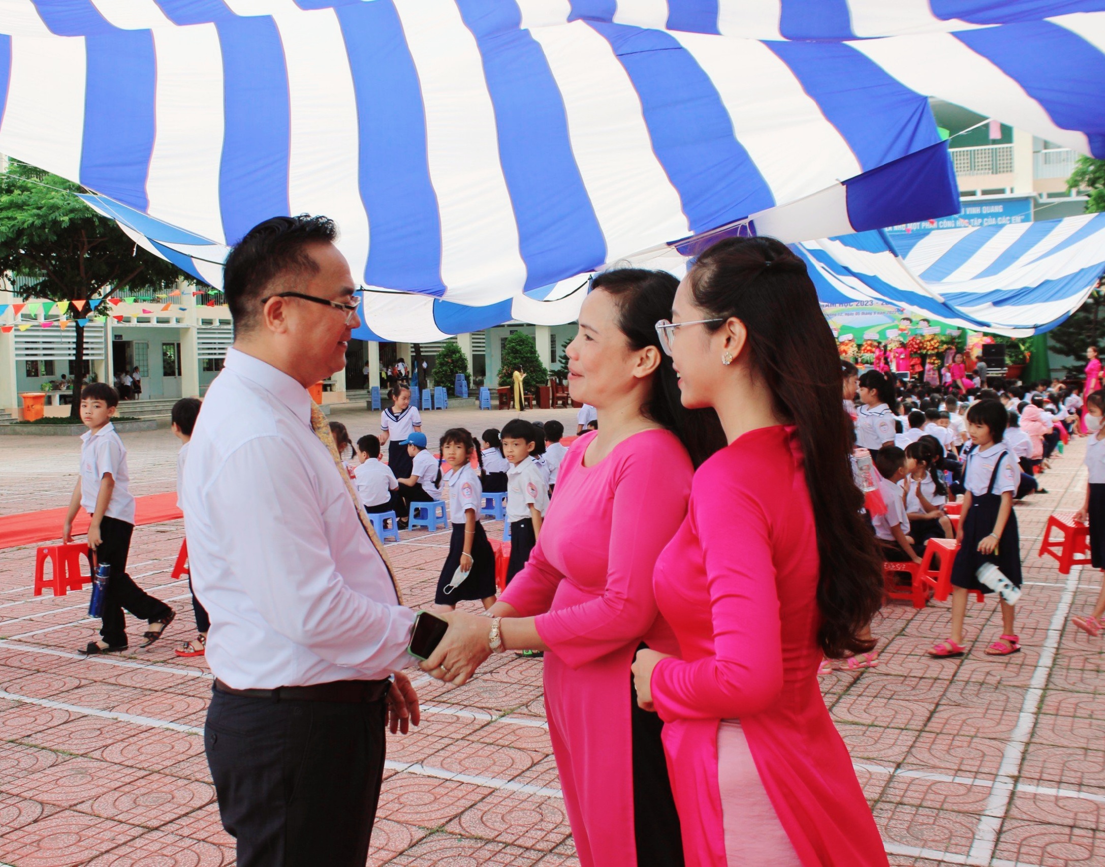 Ông Hoàng Vũ Thảnh, Chủ tịch UBND TP. Vũng Tàu động viên cô Trần Thị Phương, cô giáo đã gắn bó với điểm trường Hải Đăng gần 20 năm trong ngày đầu của năm học mới.