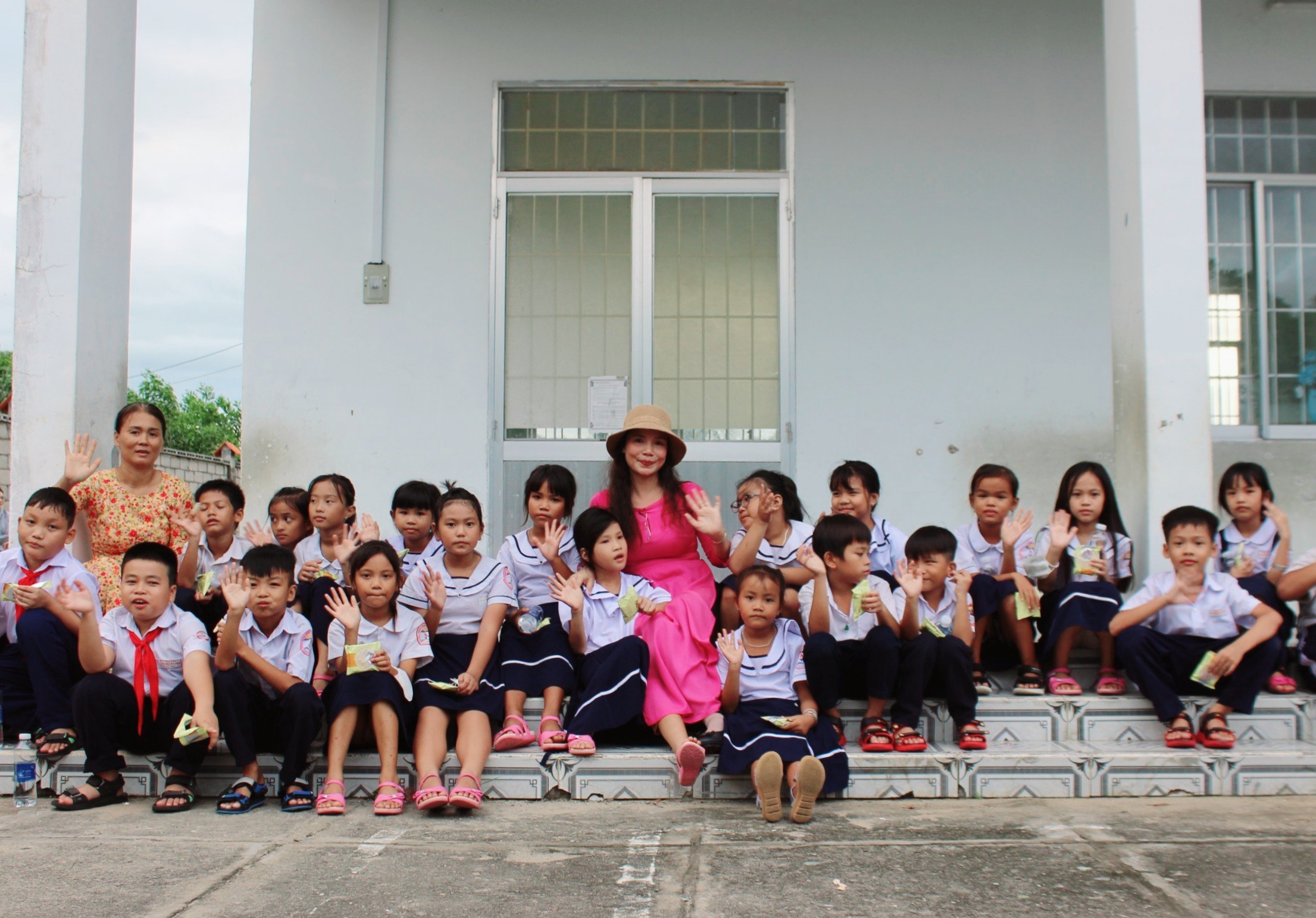 Cô trò tại điểm trường Hải Đăng chia tay mái trường trước ngày khai giảng năm học mới.