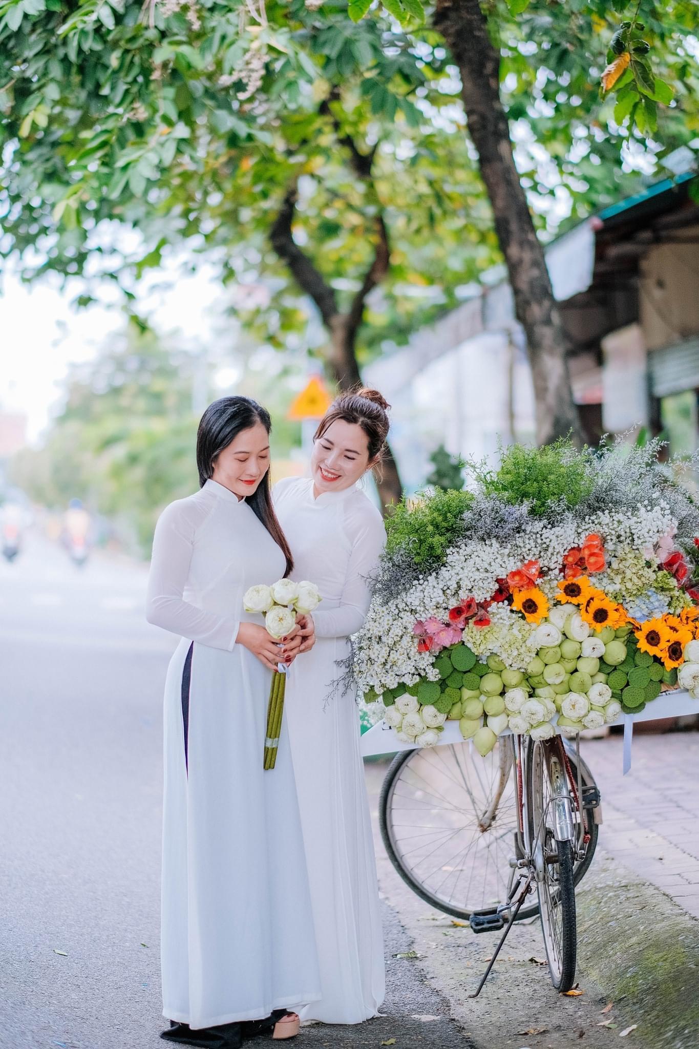 Giới trẻ thích thú khi chụp hình bên xe hoa tại TX.Phú Mỹ.