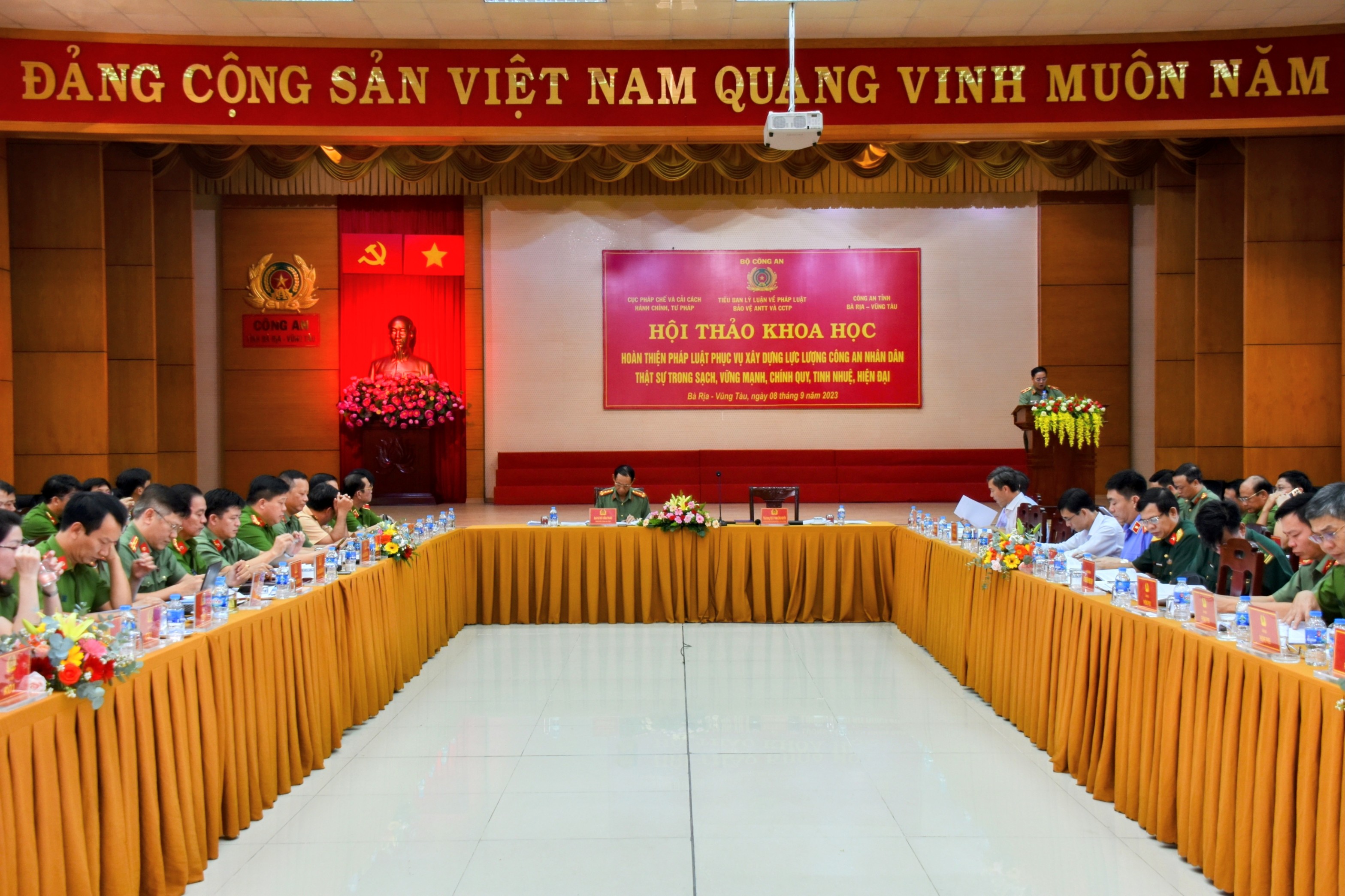 Các đại biểu tham gia hội thảo
