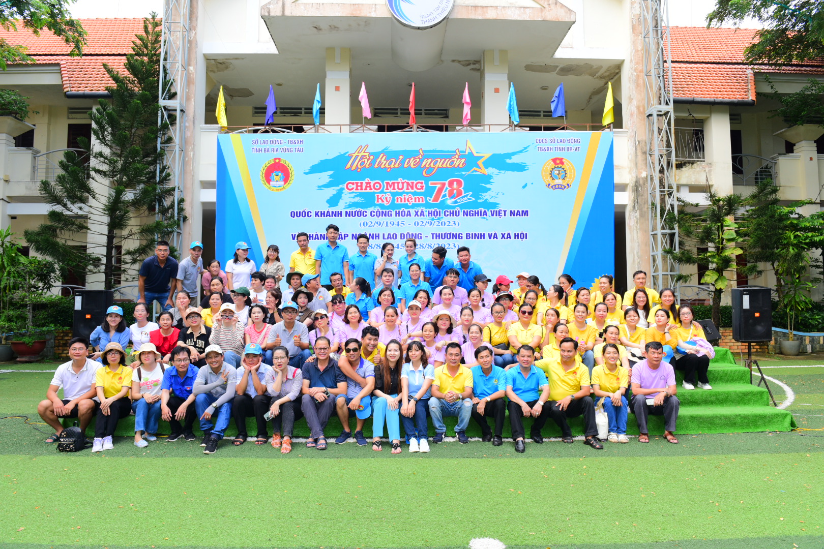 Các thành viên tham gia hội trại chụp hình lưu niệm.
