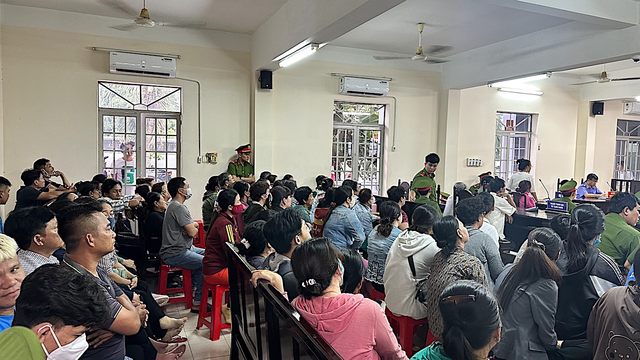 Rất đông người dân địa phương đến theo dõi phiên xét xử.