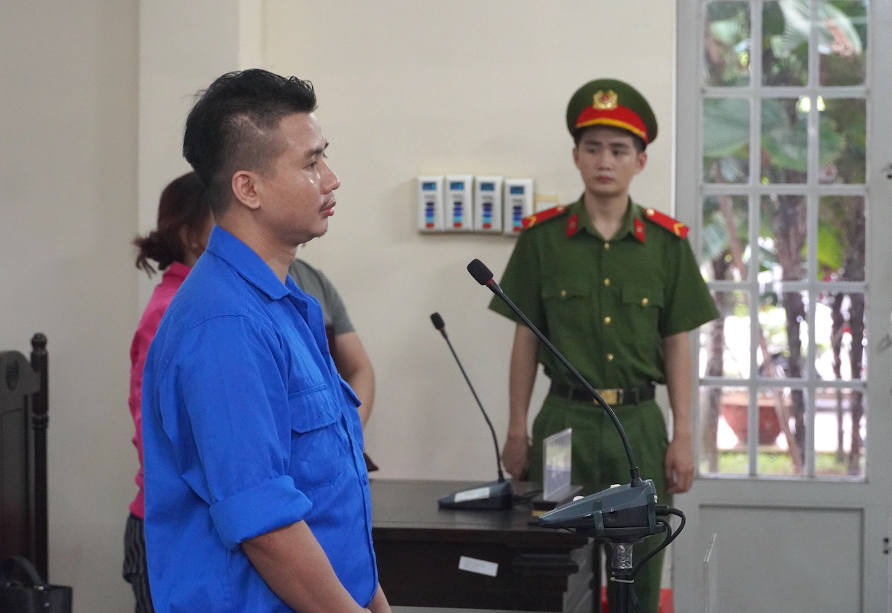 Bị cáo Long tỏ thái độ lạnh lùng, thờ ơ trước tội ác của mình gây ra cho gia đình nạn nhân.
