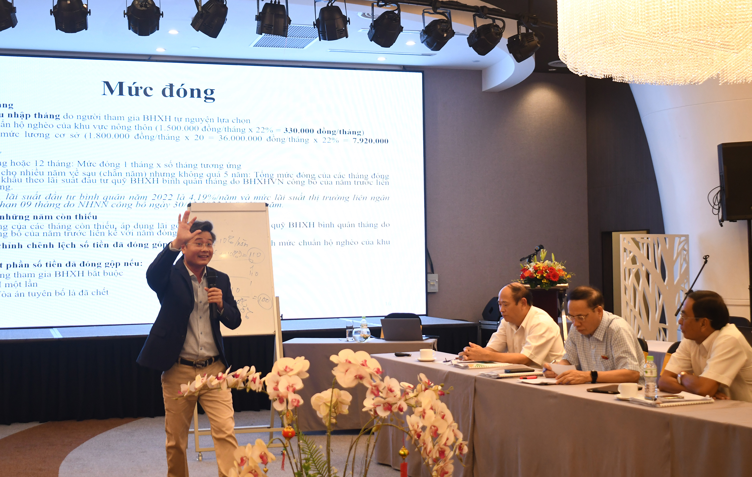 TS. Đỗ Thiên Anh Tuấn, Giảng viên Trường Chính sách công ĐH Fulbright báo cáo chuyên đề kỹ năng phân tích chính sách đối với quyền của người tham gia BHXH tự nguyện đến các ĐBQH.