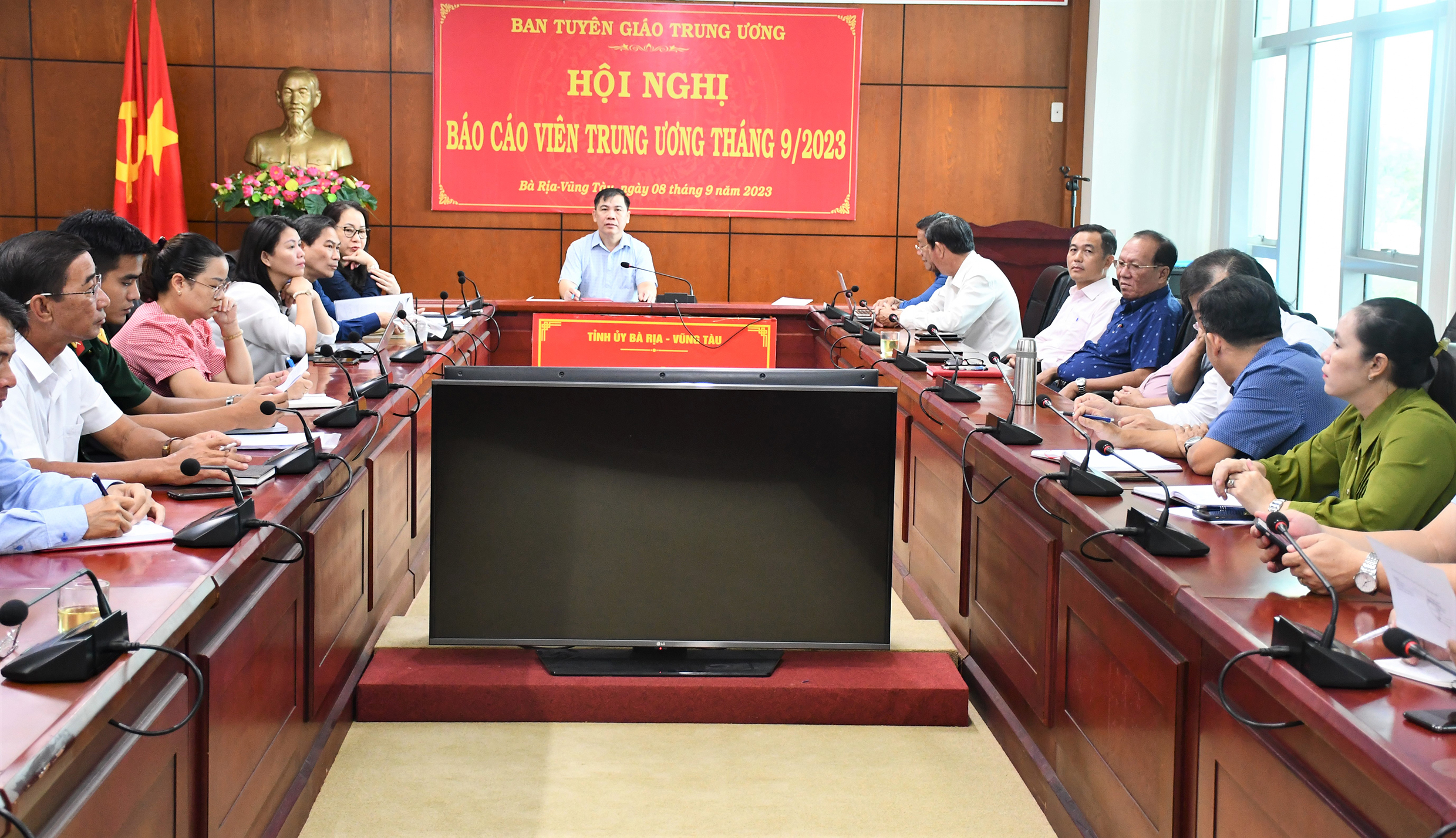 Ông Nguyễn Văn Thắng, Phó Trưởng Ban Tuyên giáo Tỉnh ủy cùng các đại biểu dự hội nghị tại điểm cầu tỉnh Bà Rịa-Vũng Tàu.