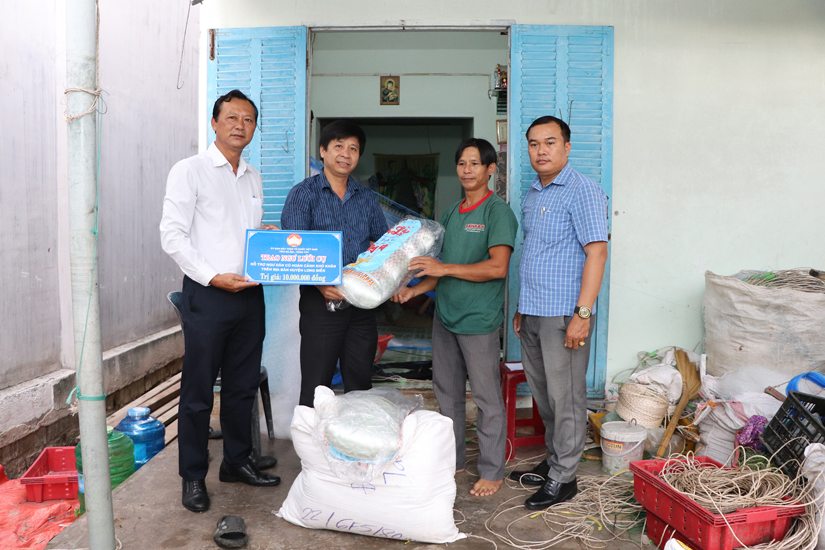 Đại diện UBMTTQ Việt Nam tỉnh và huyện Long Điền trao vốn hỗ trợ mua ngư cụ tới ông Đỗ Văn Tài  (xã Phước Hưng).