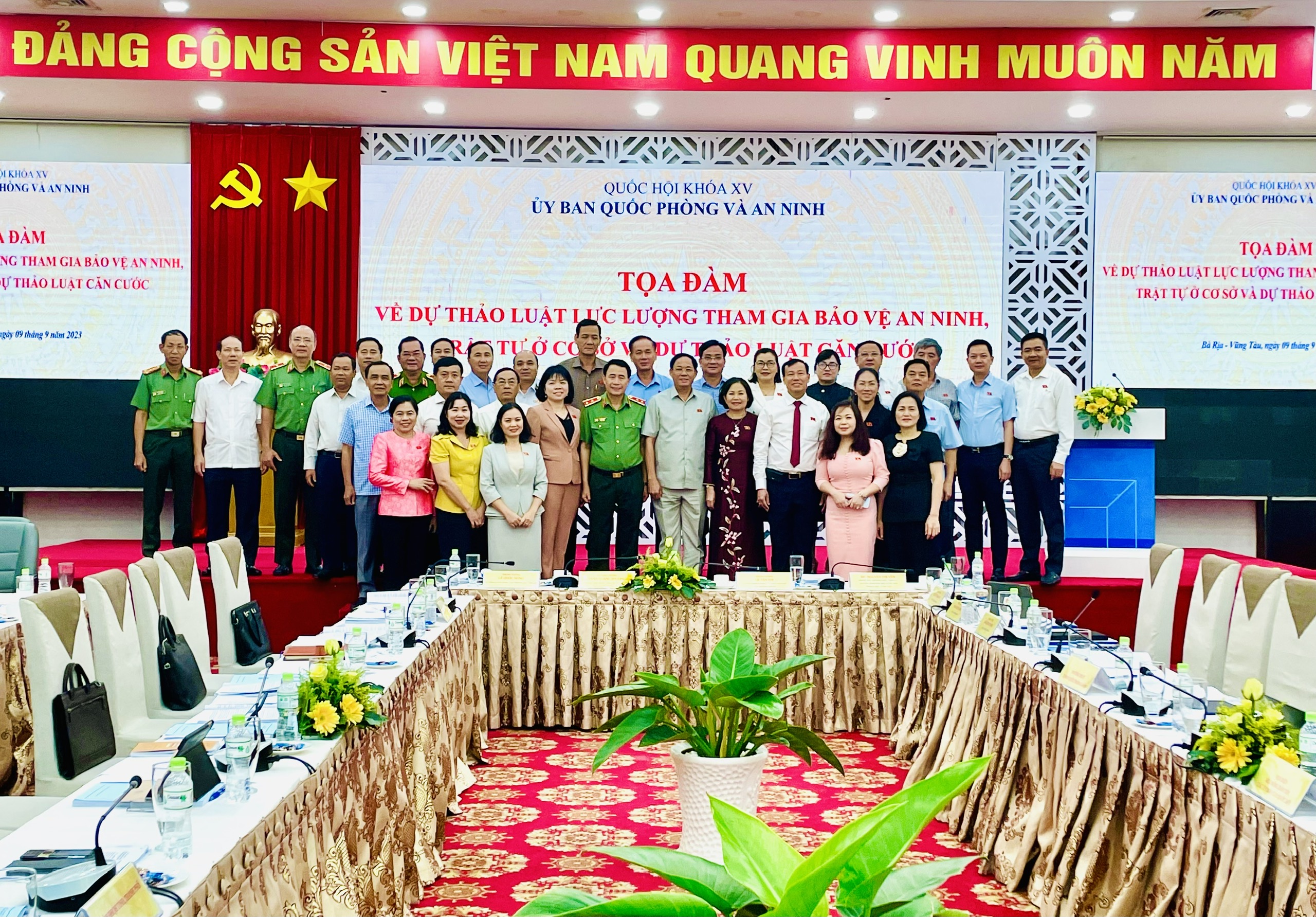 Lãnh đạo Quốc hội chụp ảnh lưu niệm voi các đại biểu tham dự toạ đàm