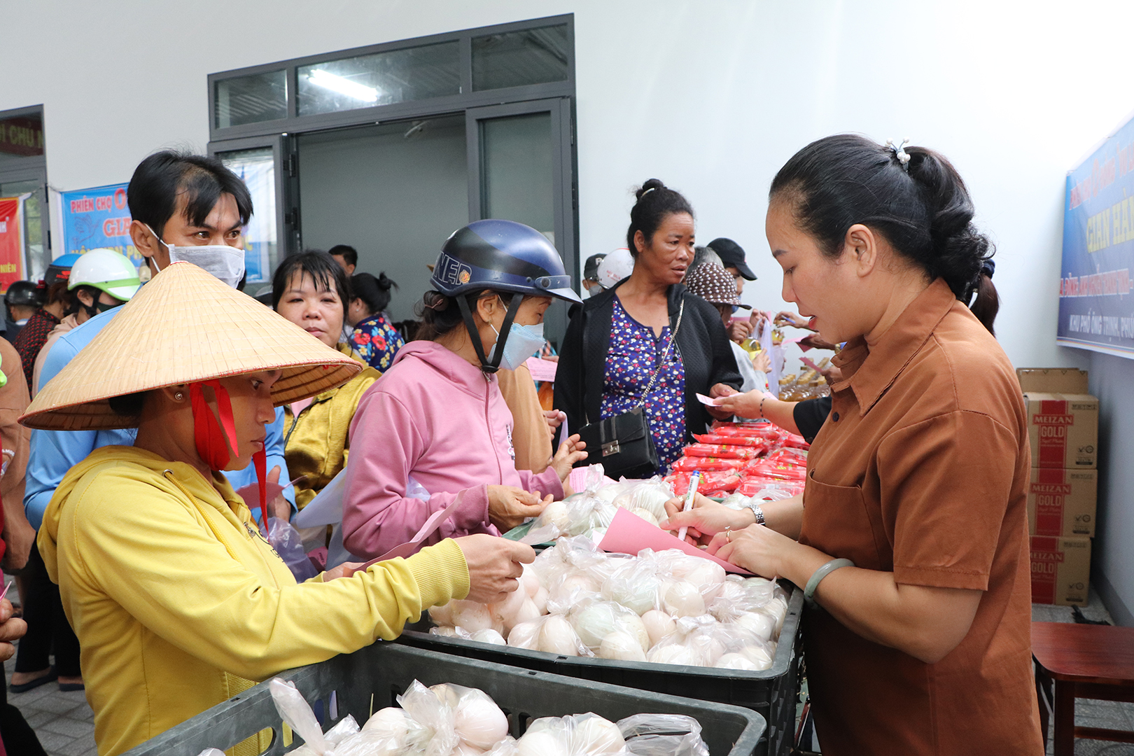 Người dân mua trứng tại phiên chợ vu lan nghĩa tình.