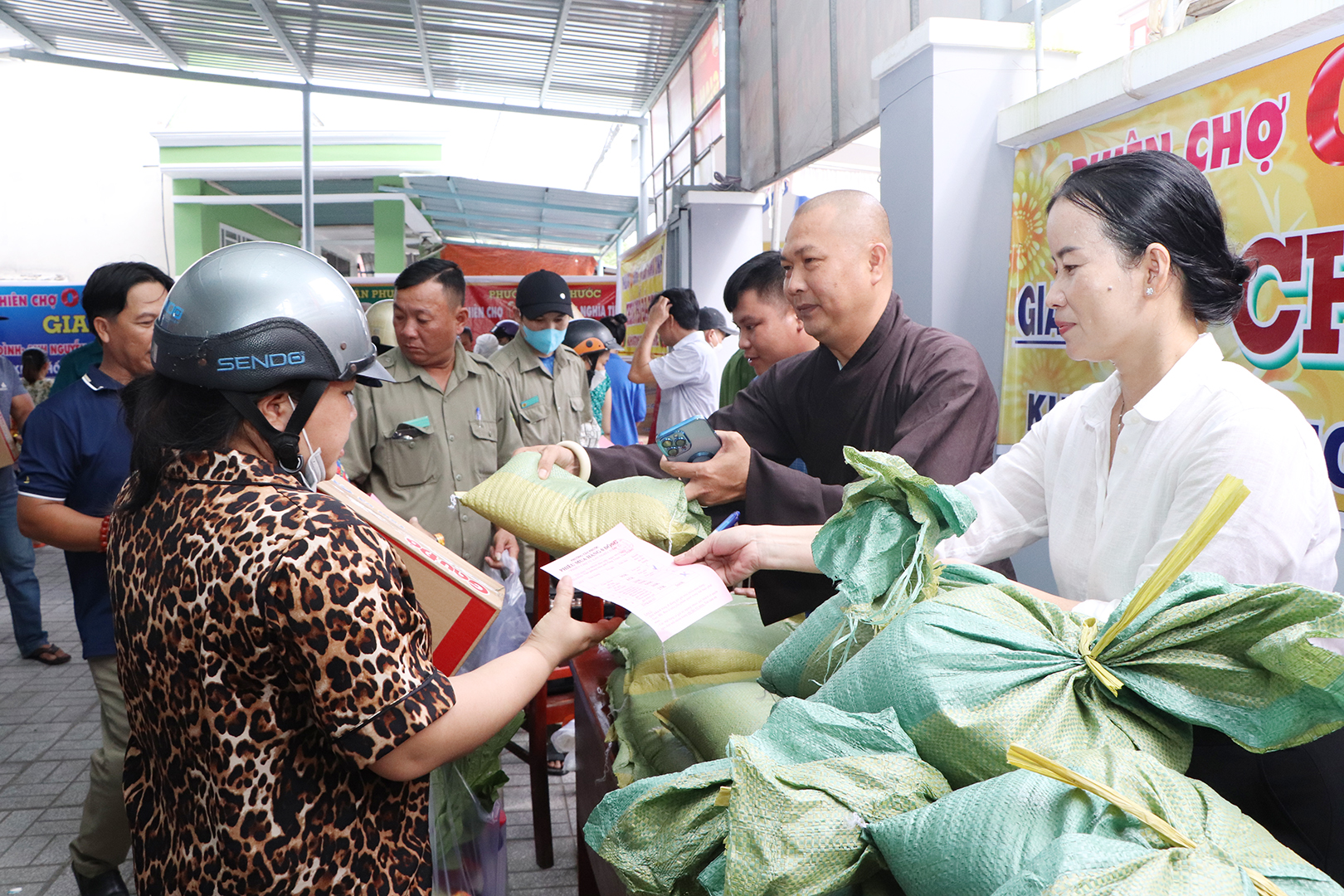 Người dân tới mua gạo tại phiên chợ.