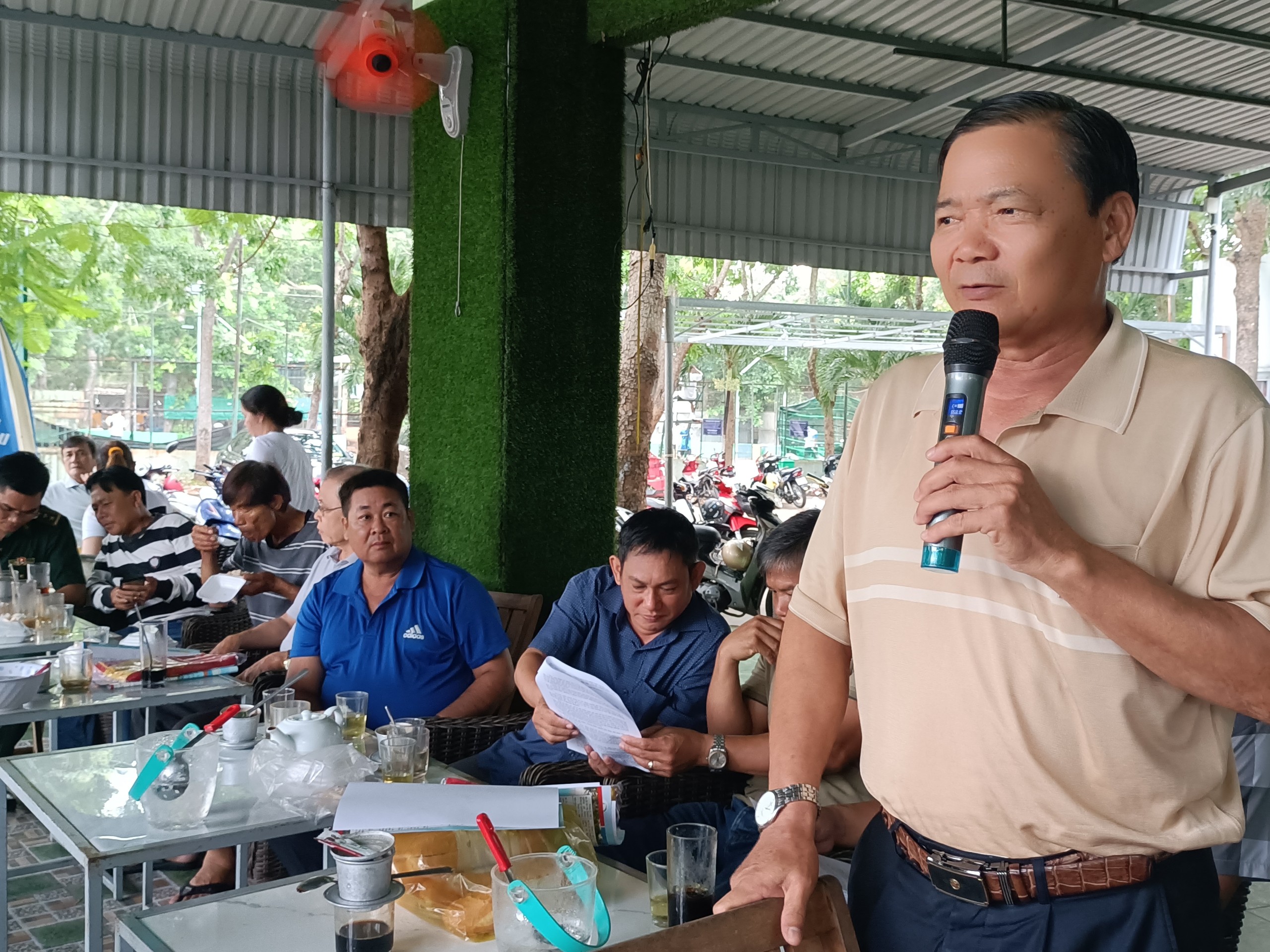 Giám đốc HTX thủy sản Quyết Thắng trao đổi các kinh nghiệm thực hiện các quy định chống khai thác IUU