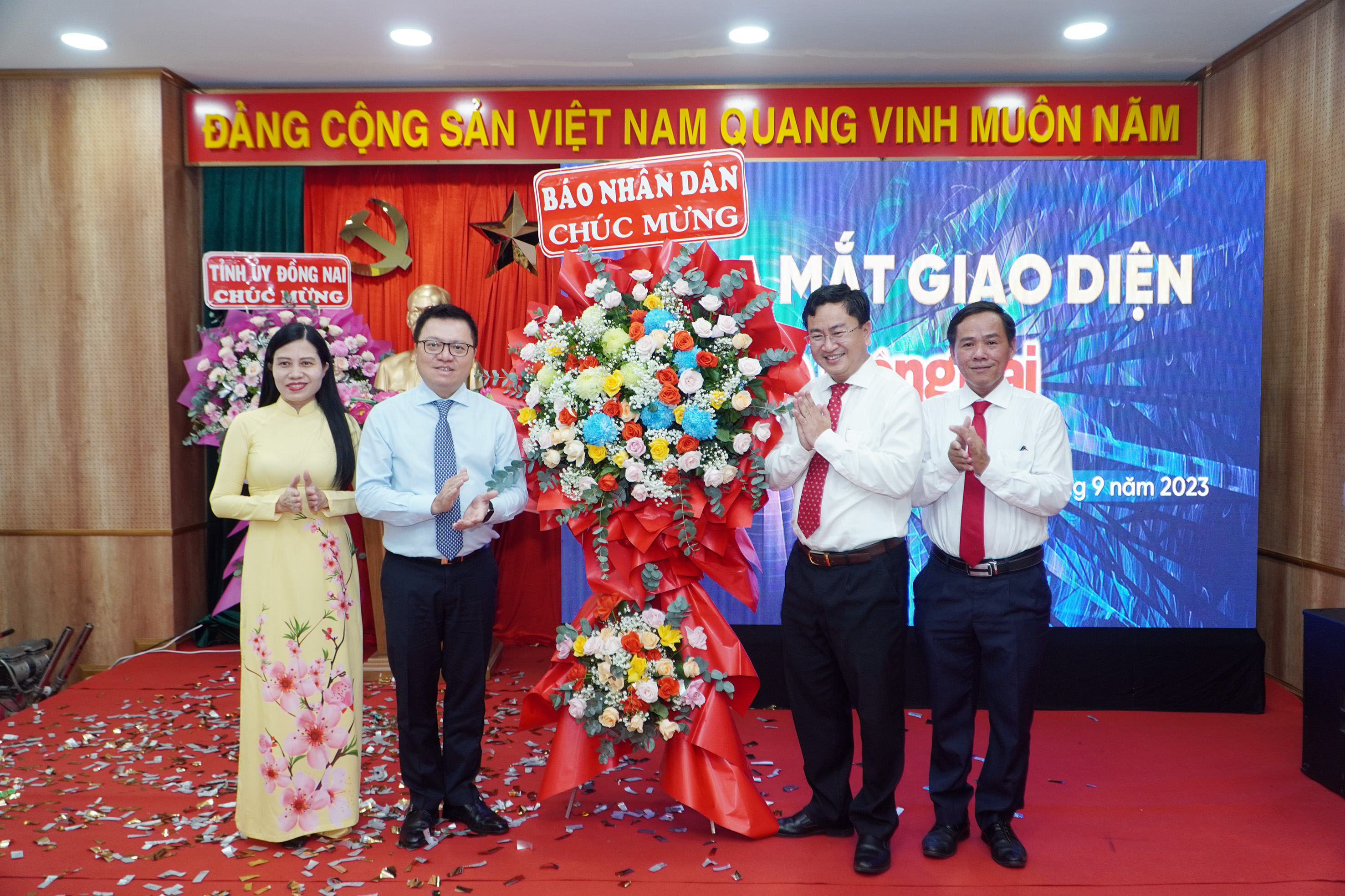 Ông Lê Quốc Minh, Ủy viên Trung ương Đảng, Tổng Biên tập Báo Nhân dân, Phó Trưởng Ban Tuyên giáo Trung ương, Chủ tịch Hội Nhà báo Việt Nam tặng hoa chúc mừng Báo Đồng Nai.