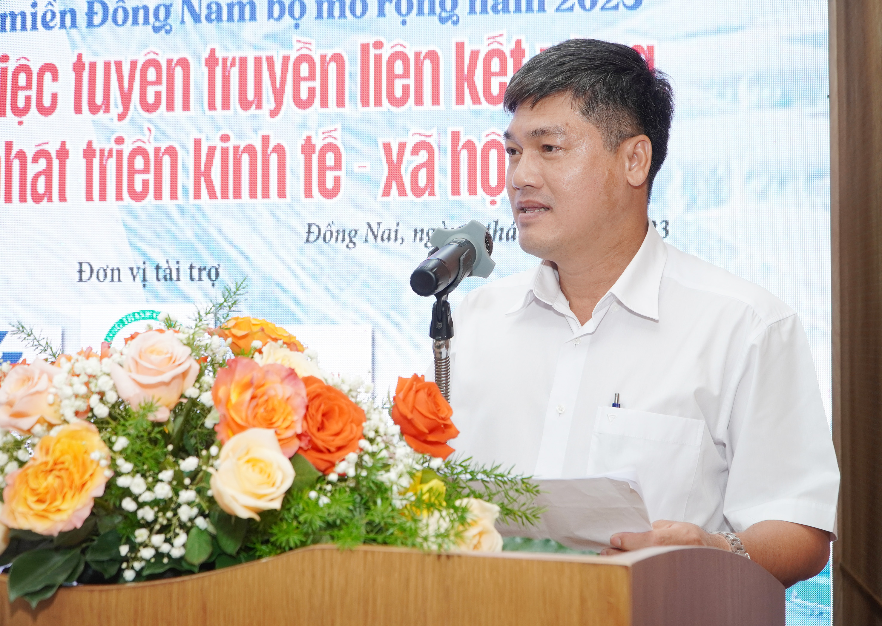 Phó Tổng Biên tập Báo Bình Dương Huỳnh Minh Dân tham luận về 