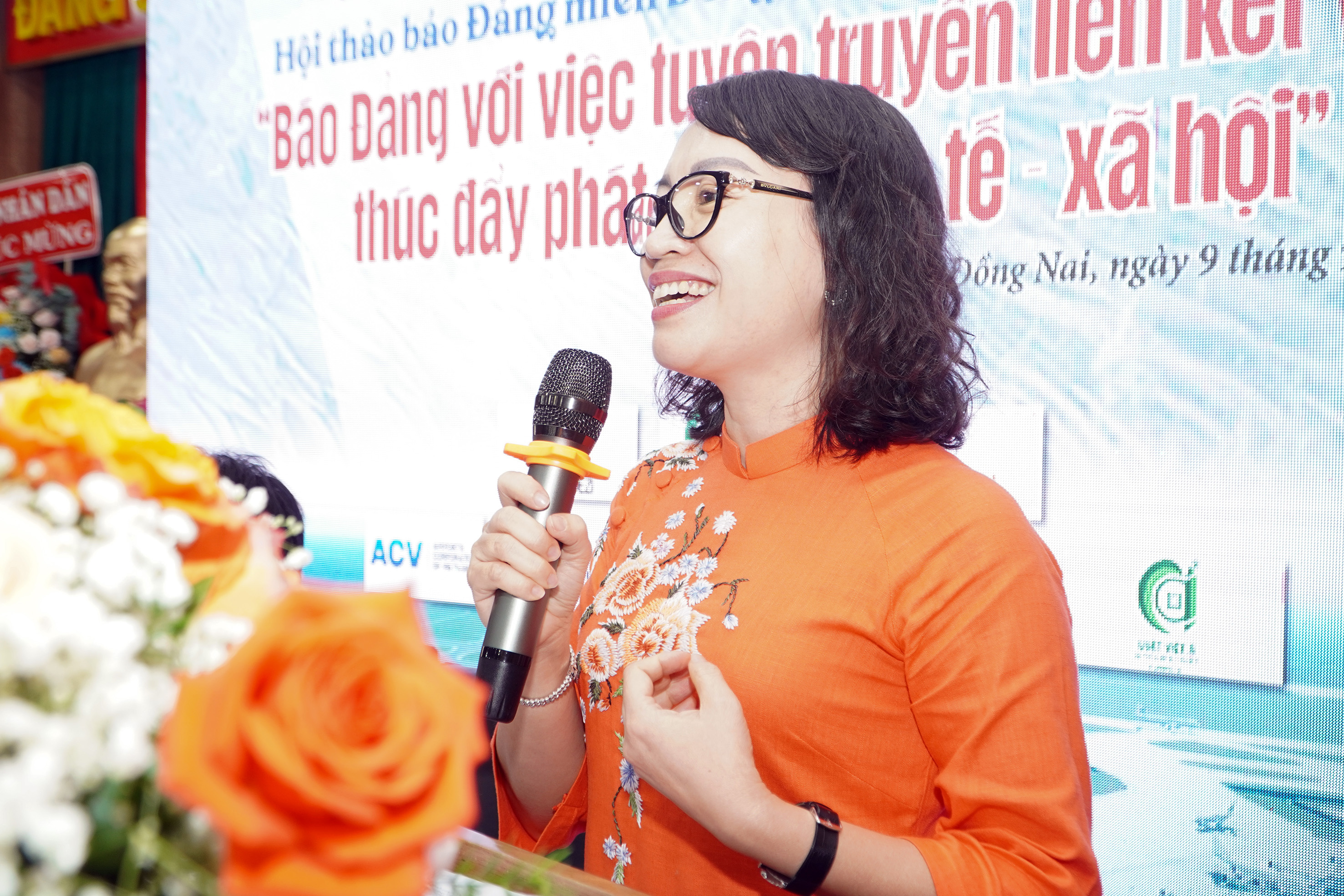 Bà Nguyễn Thị Minh Nhâm, Giám đốc - Tổng biên tập Đài PT-TH và Báo Bình Phước Nguyễn Thị Minh Nhâm nêu ý kiến thảo luận tại Hội thảo.