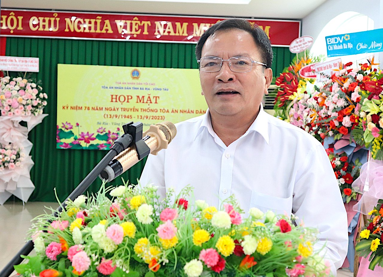 Chánh án TAND tỉnh Trần Văn Vui phát biểu cảm ơn và ghi nhận những đóng góp to lớn của các thế hệ cán bộ công chức TAND 2 cấp tỉnh.