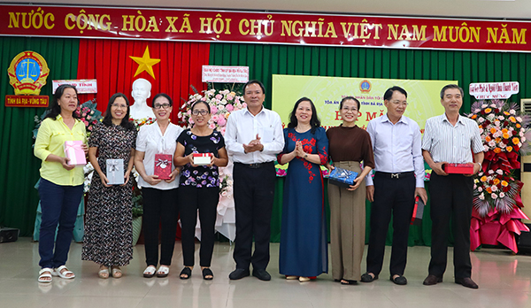 TAND tỉnh tổ chức buổi lễ gặp mặt và tặng quà các thế hệ cán bộ TAND tỉnh.