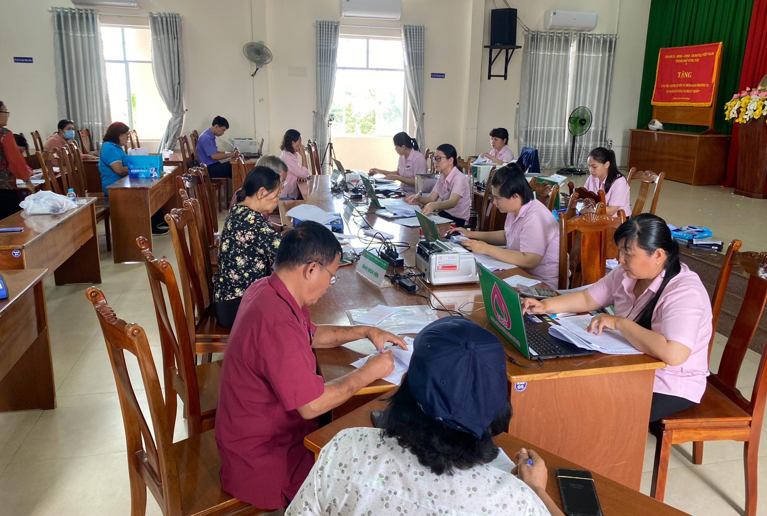 Nhân viên Phòng giao dịch Ngân hàng Chính sách xã hội TP.Vũng Tàu làm thủ tục giải ngân cho các hộ chính sách