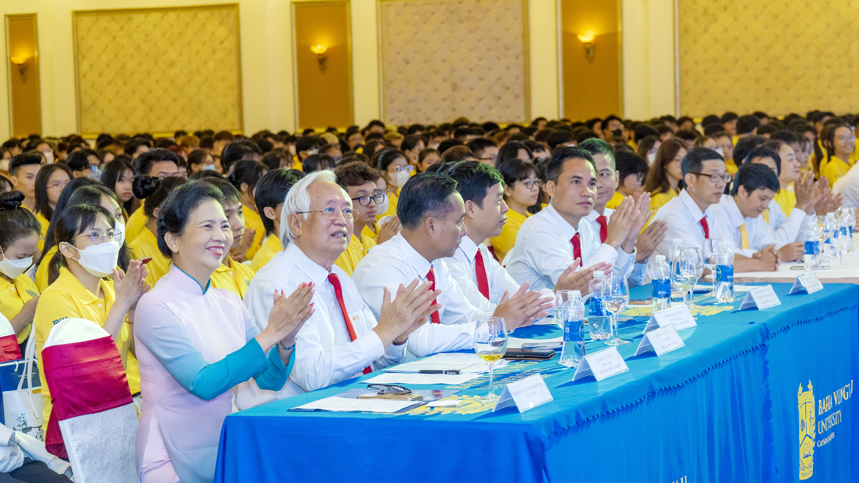 Đại diện Ban Giám hiệu, giảng viên, nhân viên cùng các tân sinh viên BVU tham gia chương trình.