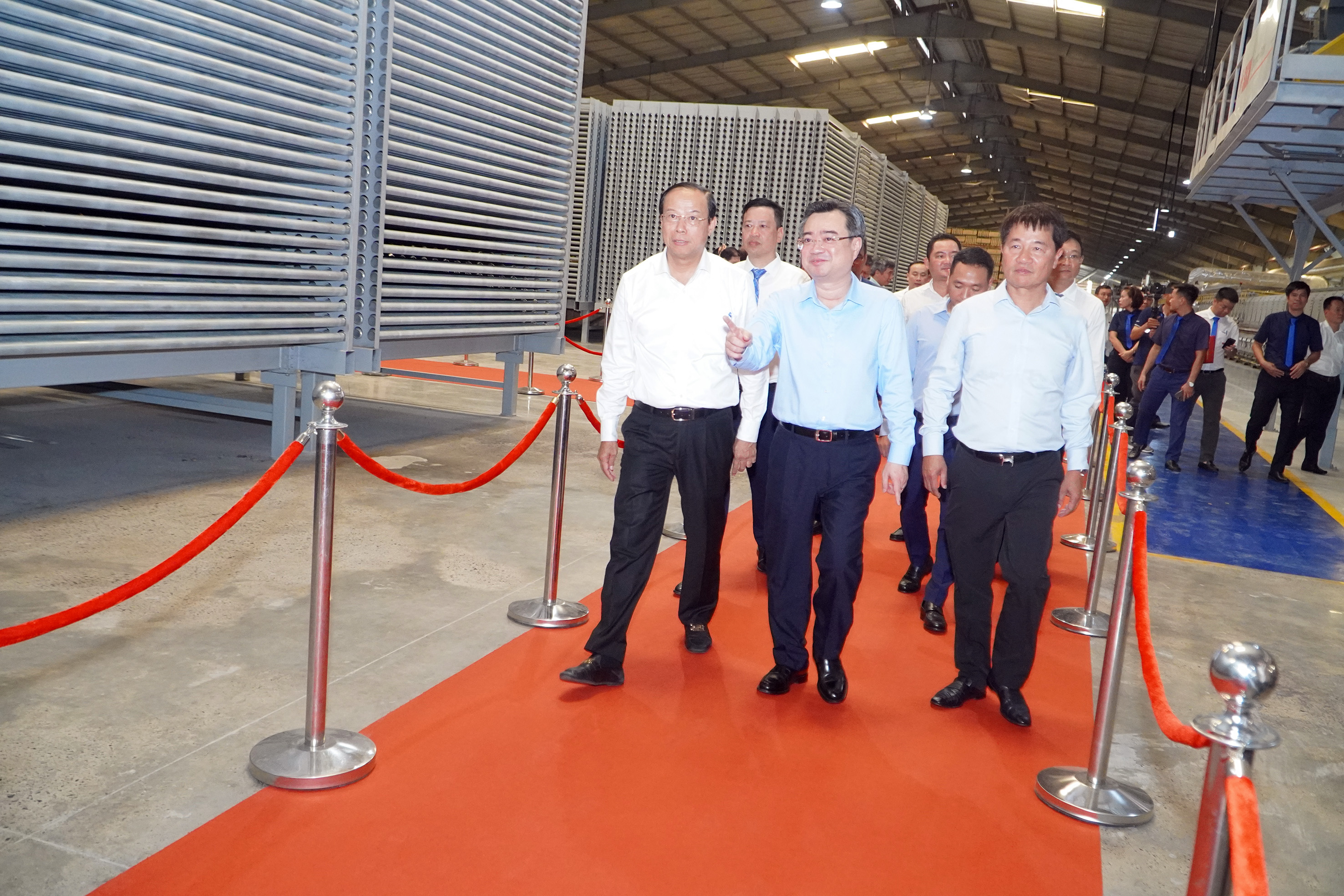 Bộ trưởng Bộ Xây dựng Nguyễn Thanh Nghị, Chủ tịch UBND tỉnh Nguyễn Văn Thọ tham quan dây chuyền sản xuất đá nung kết.
