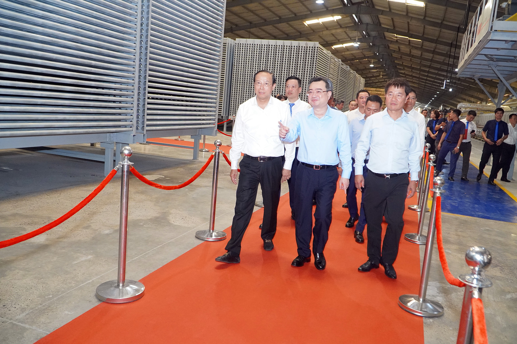 Bộ trưởng Bộ Xây dựng Nguyễn Thanh Nghị cùng Chủ tịch UBND tỉnh Nguyễn Văn Thọ  tham quan dây chuyền sản xuất đá nung kết.