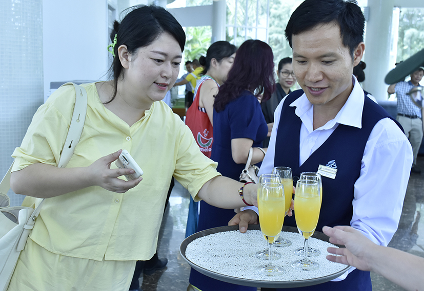Nhân viên Carmelina Beach Resort mời nước chào mừng đoàn famtrip.