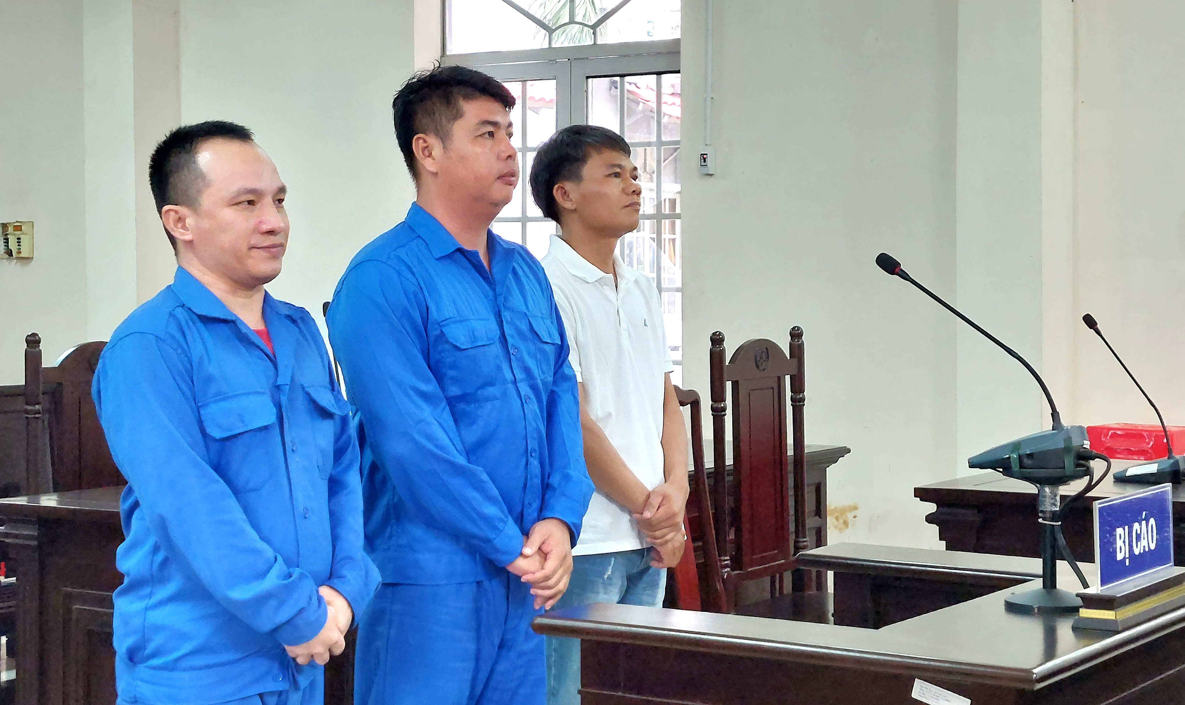 Các bị cáo (từ trái qua phải) Khánh, Sơn và Sỹ tại phiên xét xử.
