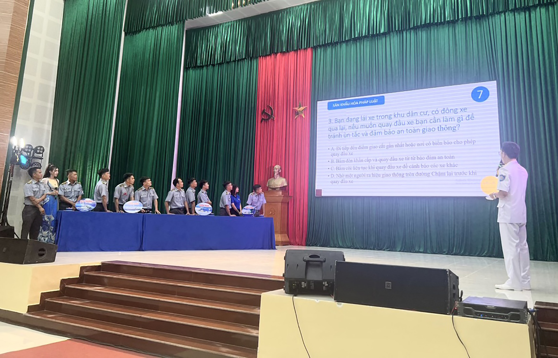 Các đội tham gia phần thi nhận thức về đặc trưng cơ bản của phẩm chất “Bộ đội Cụ Hồ”.