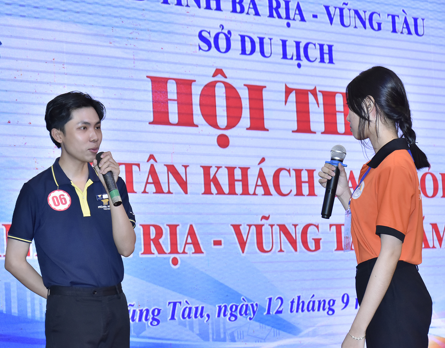 Thí sinh Premier Pearl Hotel & Spa Vung Tau (bên trái) trong phần thi xử lý tình huống.