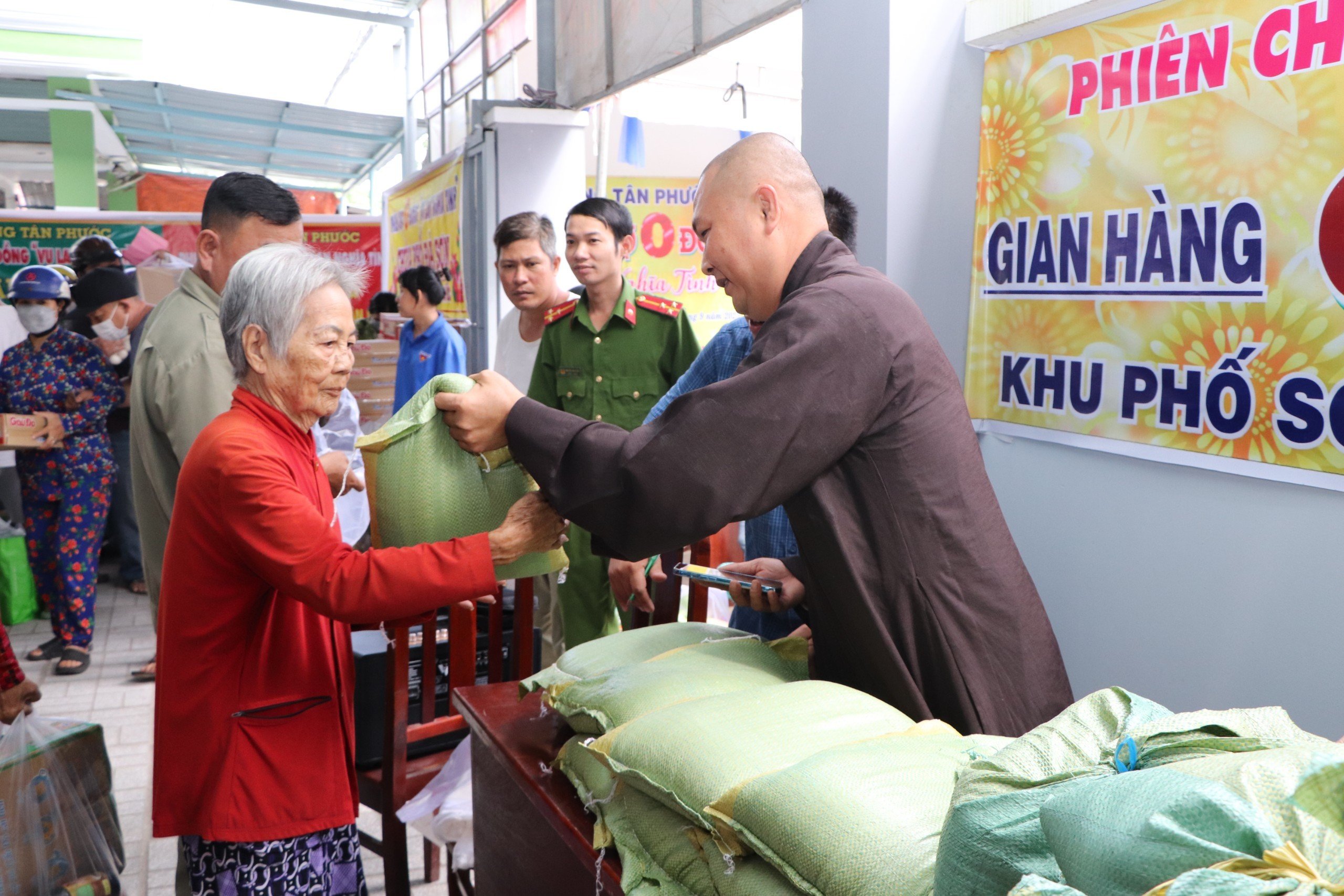 Các phiên chợ tại Gian hàng yêu thương đều có sự chung tay của các tổ chức tôn giáo