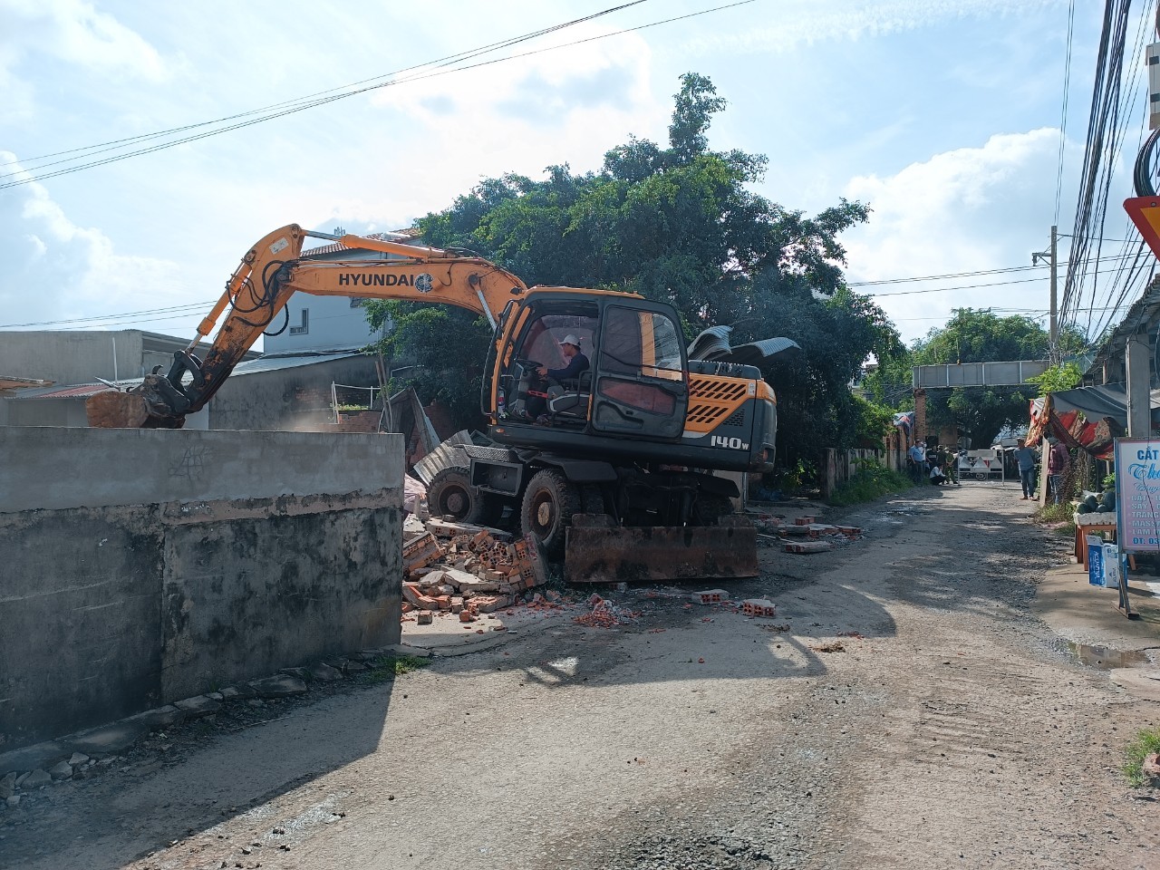 Lực lượng cưỡng chế phá dỡ các công trình trên đất