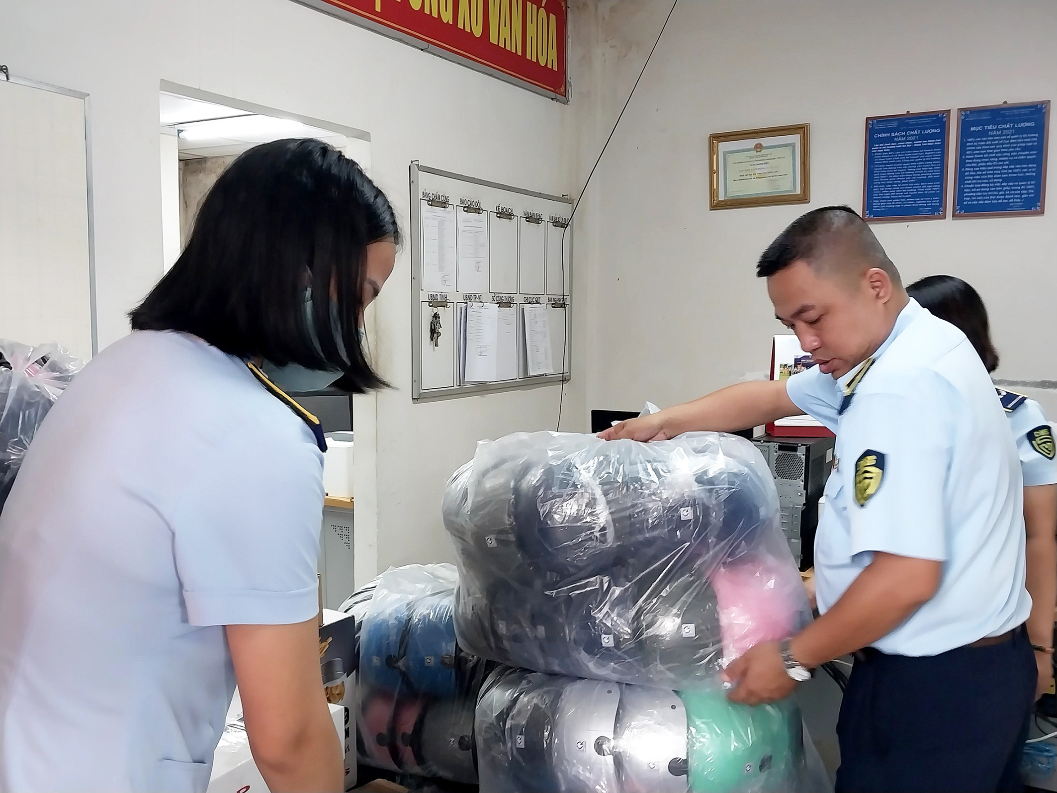 Lực lượng Đội Quản lý thị trường số 1 (Cục Quản lý thị trường) tạm giữ số nón bảo hiểm không có hóa đơn chứng từ trên xe tải biển số 71H1-017..